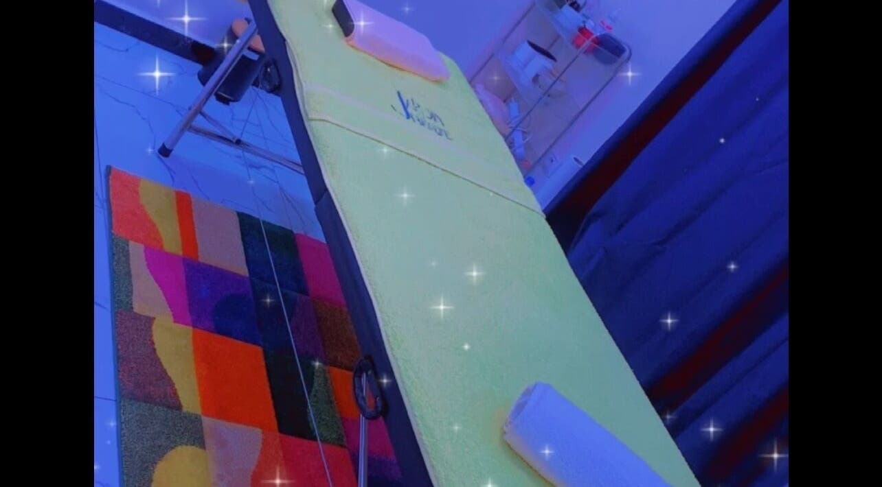 Table de massage chez Bien être By Malaco, Le Havre, Normandie, FR, illuminée d'une douce lumière étoilée.