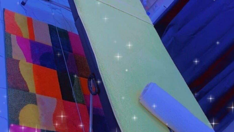 Table de massage chez Bien être By Malaco, Le Havre, Normandie, FR, sur un tapis coloré.