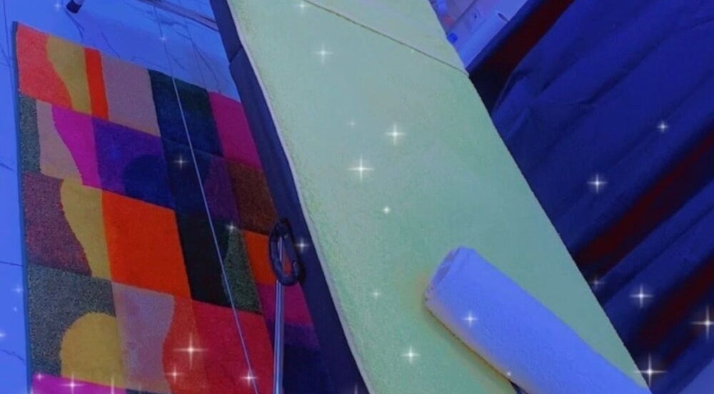 Table de massage colorée à Bien être By Malaco, Le Havre, Normandie, FR, offre relaxation et bien-être.