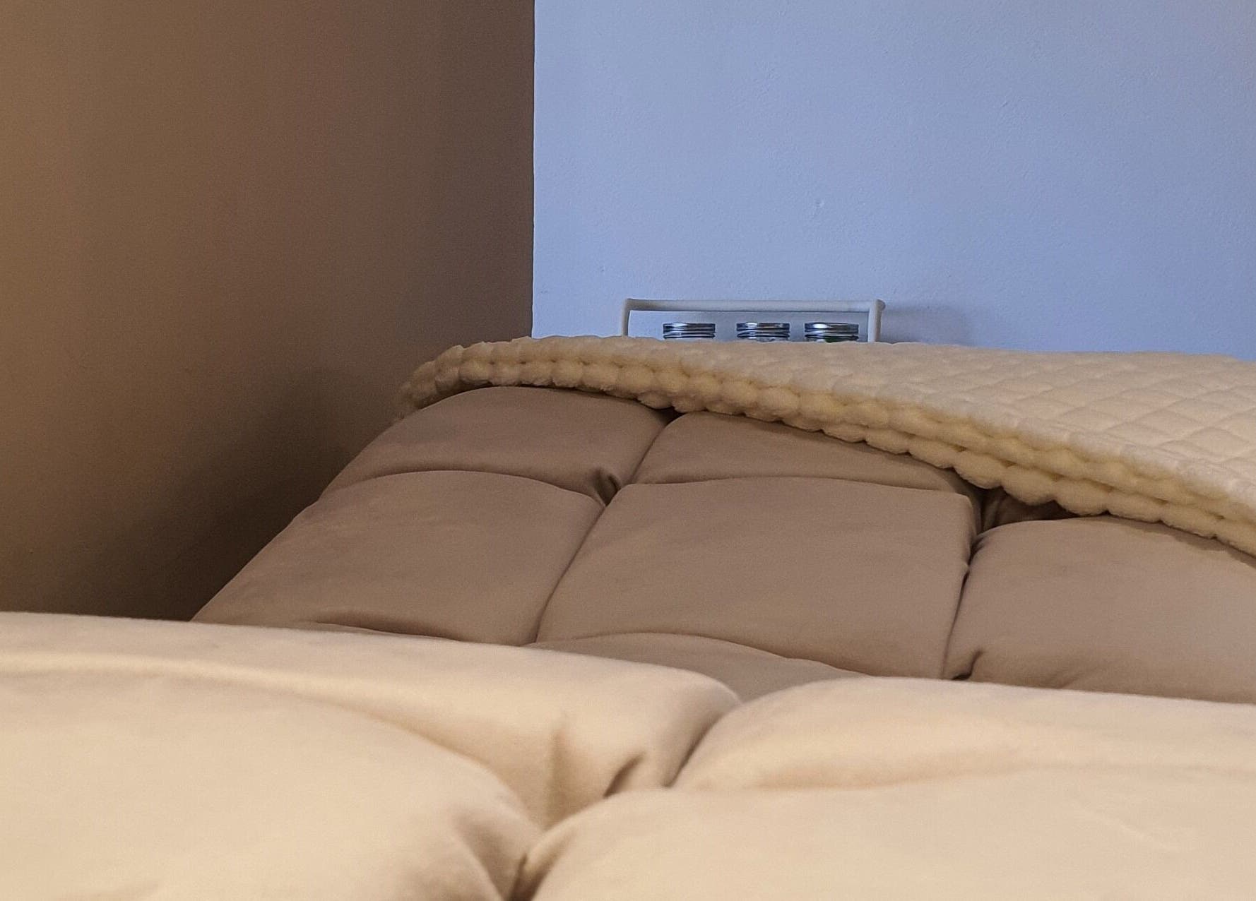 Cama de masaje en Bagliore, Santiago De Querétaro, Querétaro, MX, con mantas suaves para relajación total.