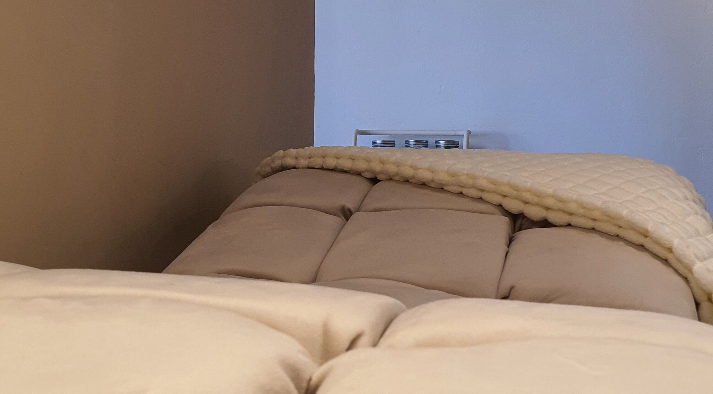 Cama de masaje en Bagliore, Santiago De Querétaro, Querétaro, MX, con mantas suaves para relajación total.