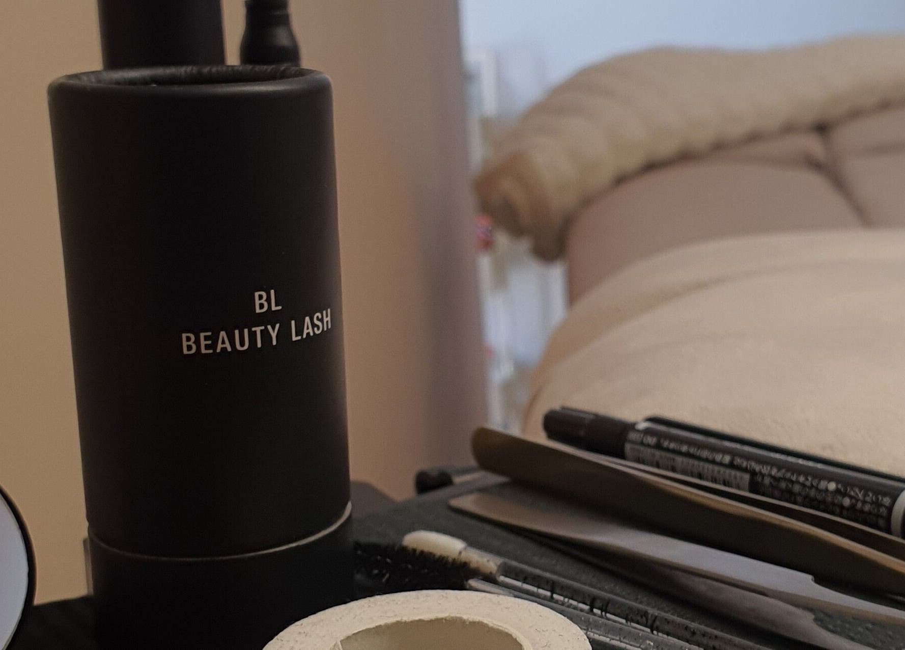 Contenedor de pestañas y herramientas de belleza en Bagliore, Santiago De Querétaro, Querétaro, MX.