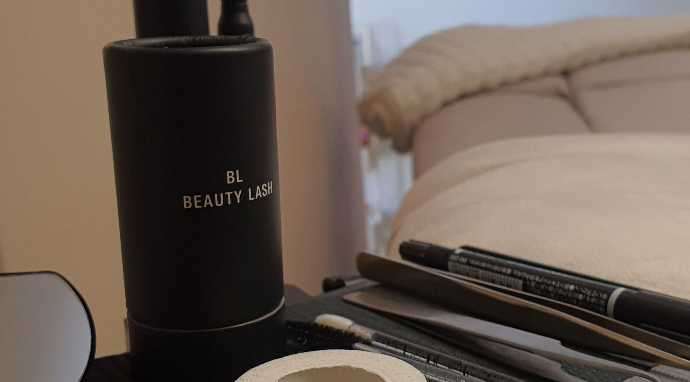 Contenedor de pestañas y herramientas de belleza en Bagliore, Santiago De Querétaro, Querétaro, MX.