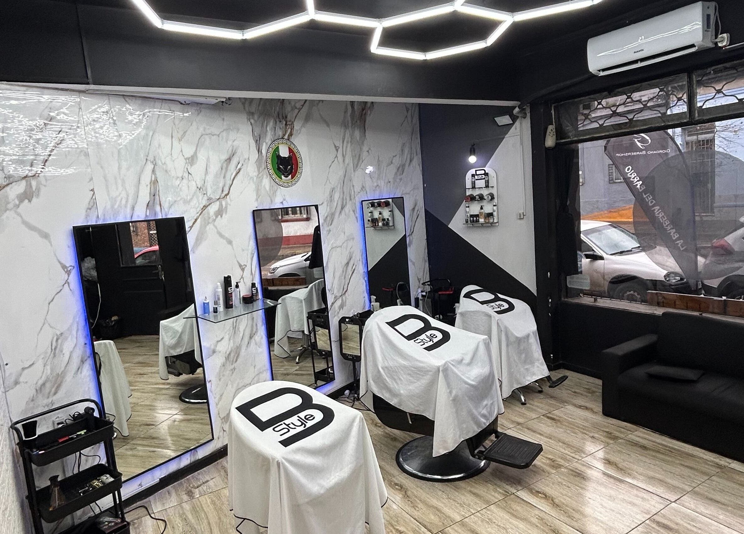 Interior elegante de Giordano BarberShop & Academy en Montevideo, Departamento De Montevideo, UY con espejos iluminados.