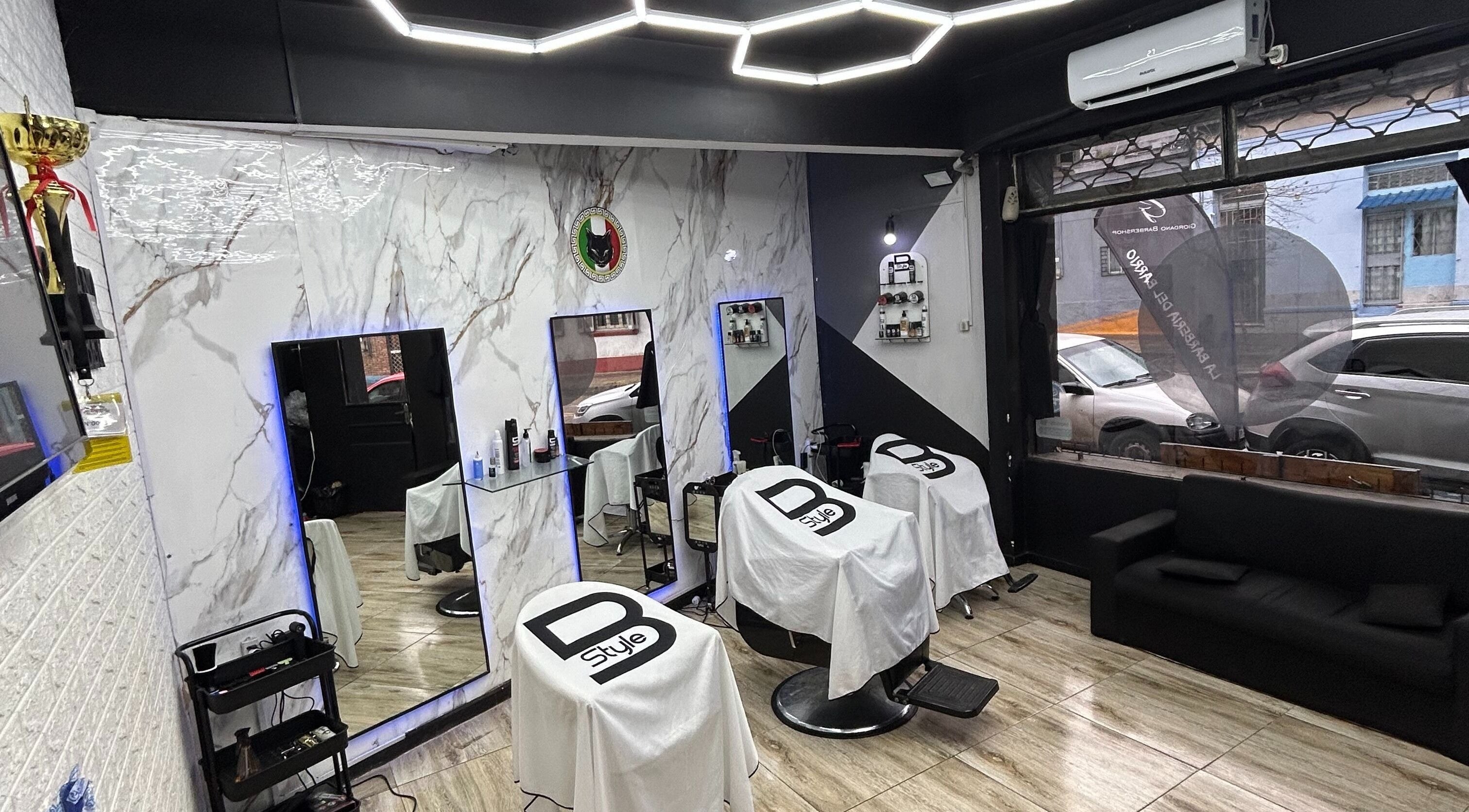 Interior elegante de Giordano BarberShop & Academy en Montevideo, Departamento De Montevideo, UY con espejos iluminados.