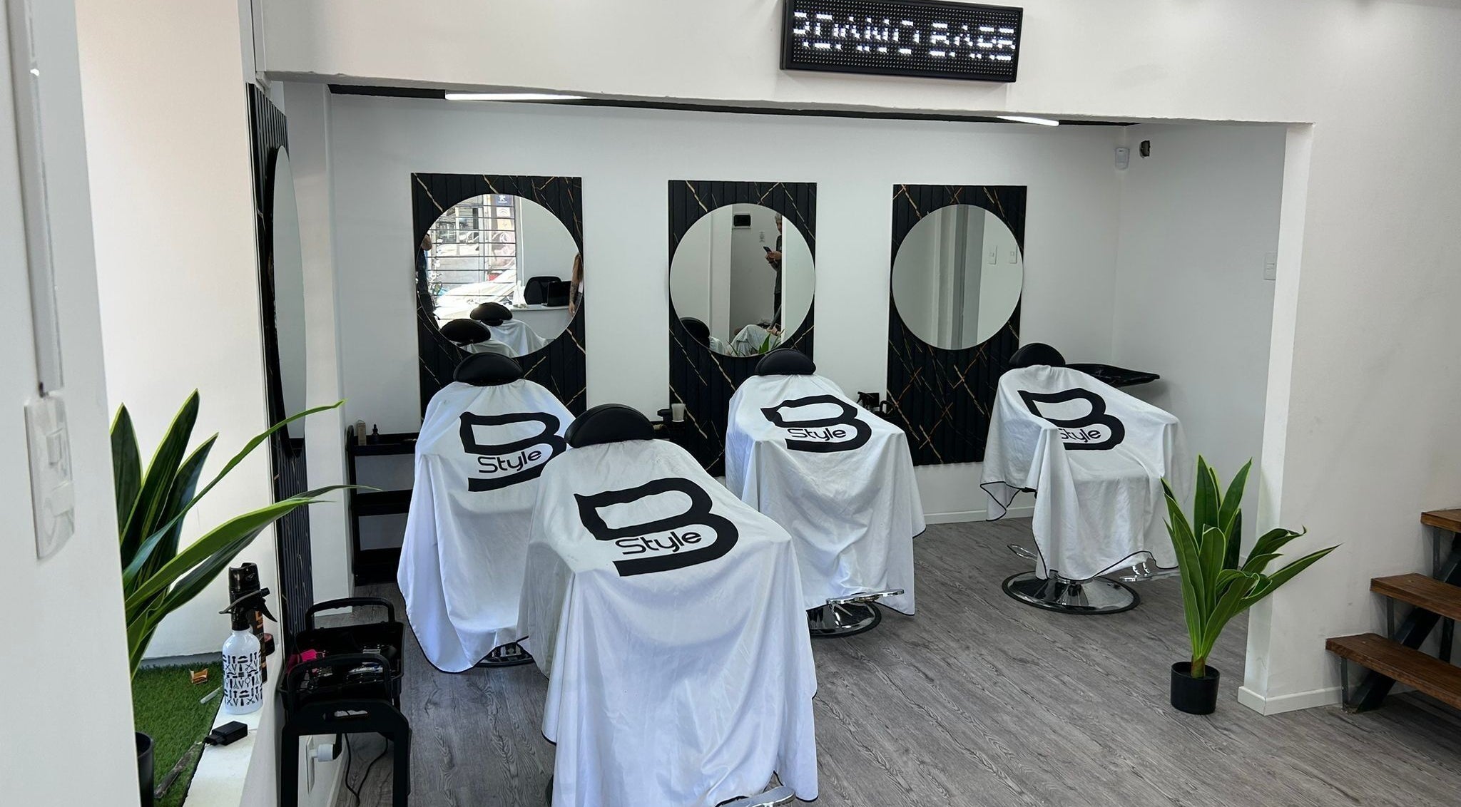 Interior moderno de Giordano BarberShop & Academy 2 en Montevideo, Departamento De Montevideo, UY.