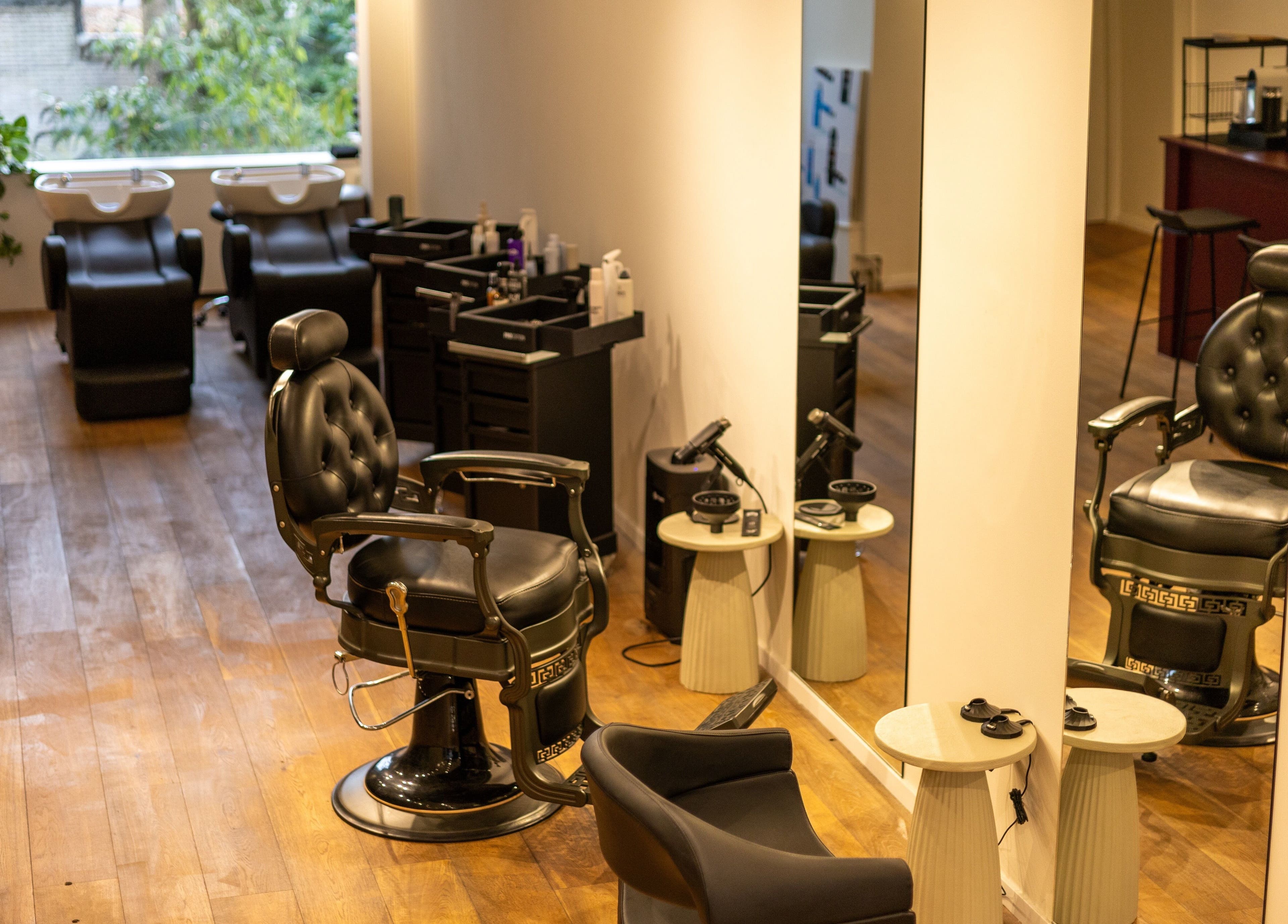 Moderne kappersstoel en wasstations bij HS AMSTERDAM OOST, gelegen in Amsterdam, Noord-Holland, NL.