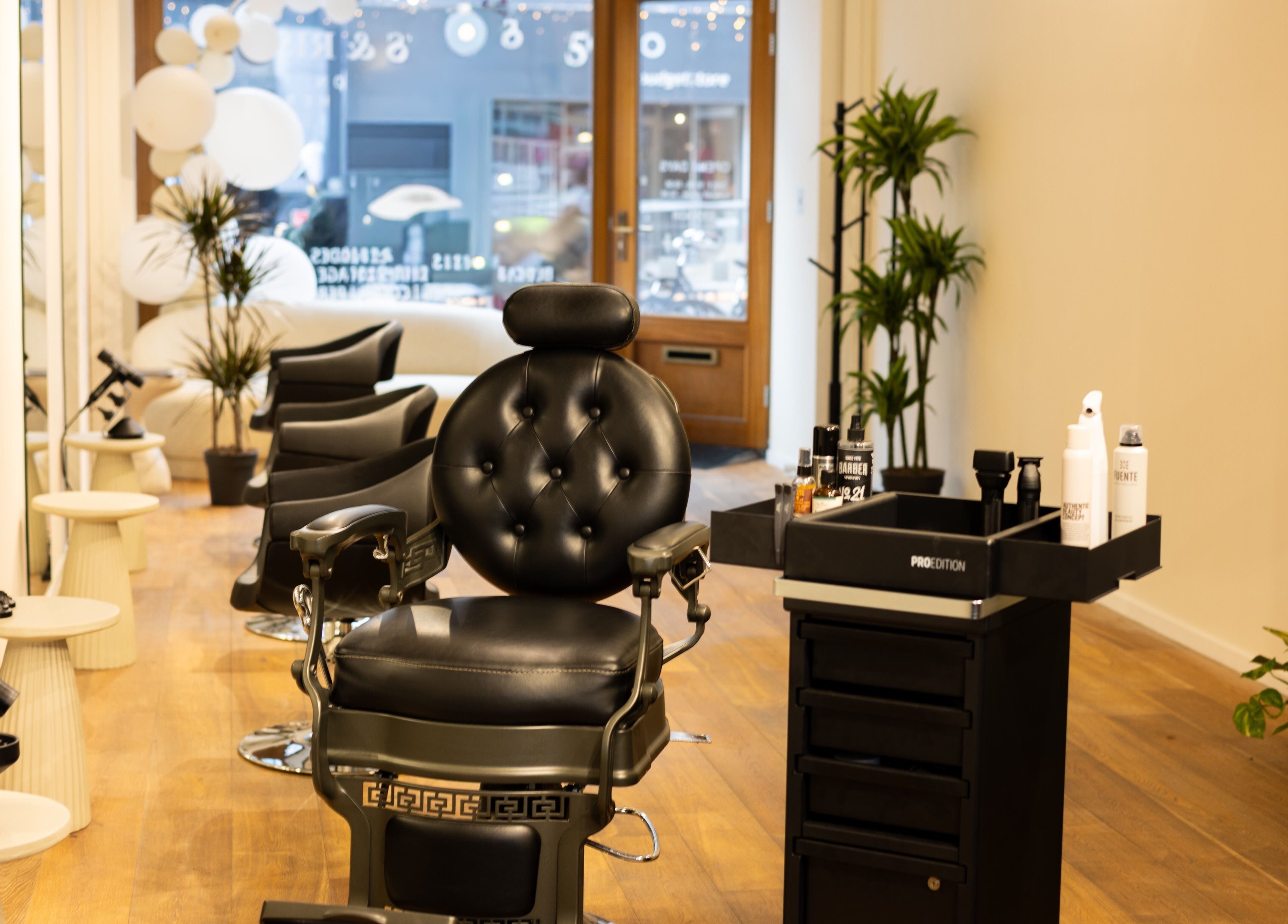 Moderne kappersstoel in HS AMSTERDAM OOST, Amsterdam, Noord-Holland, NL met stijlvolle inrichting.