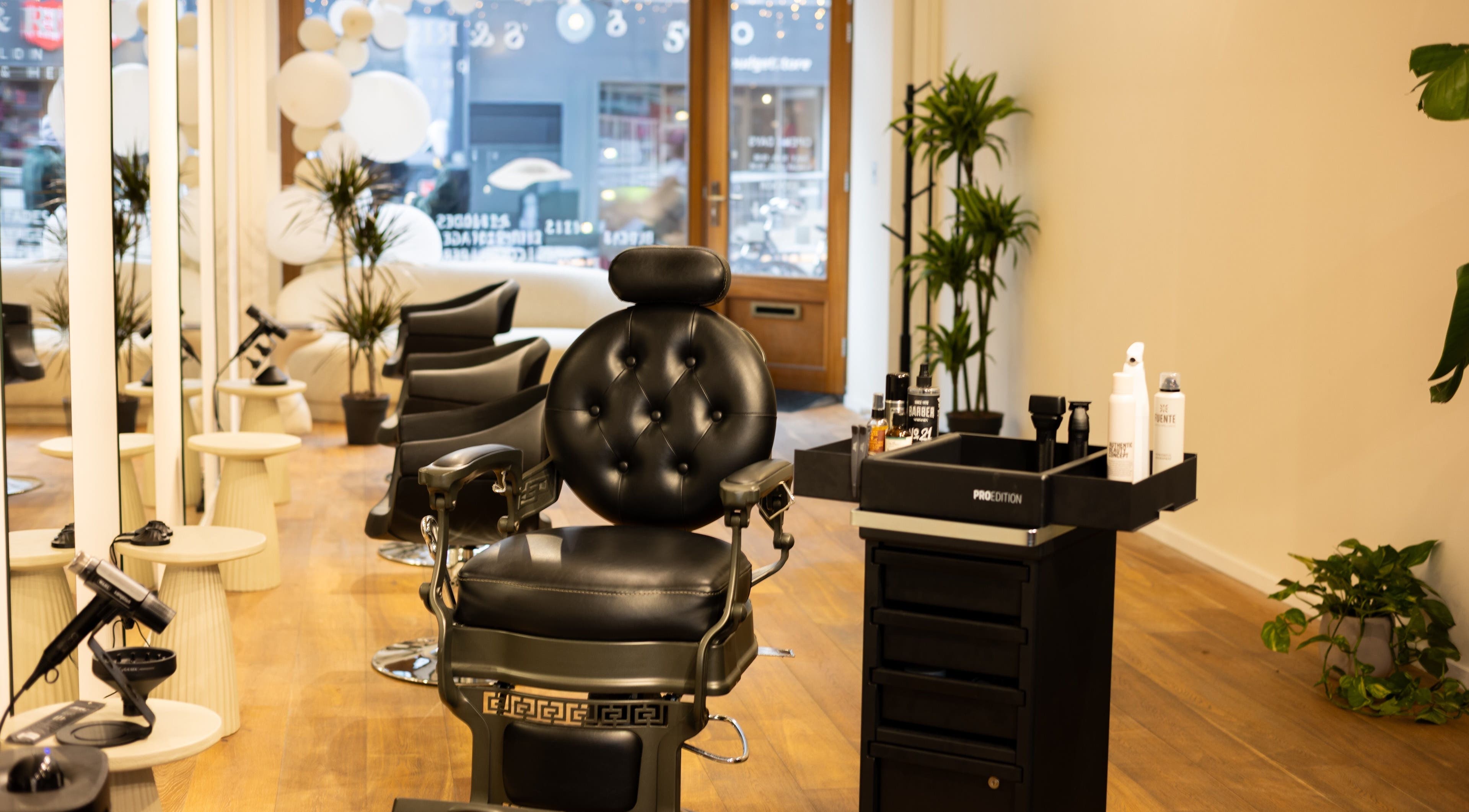 Moderne kappersstoel in HS AMSTERDAM OOST, Amsterdam, Noord-Holland, NL met stijlvolle inrichting.