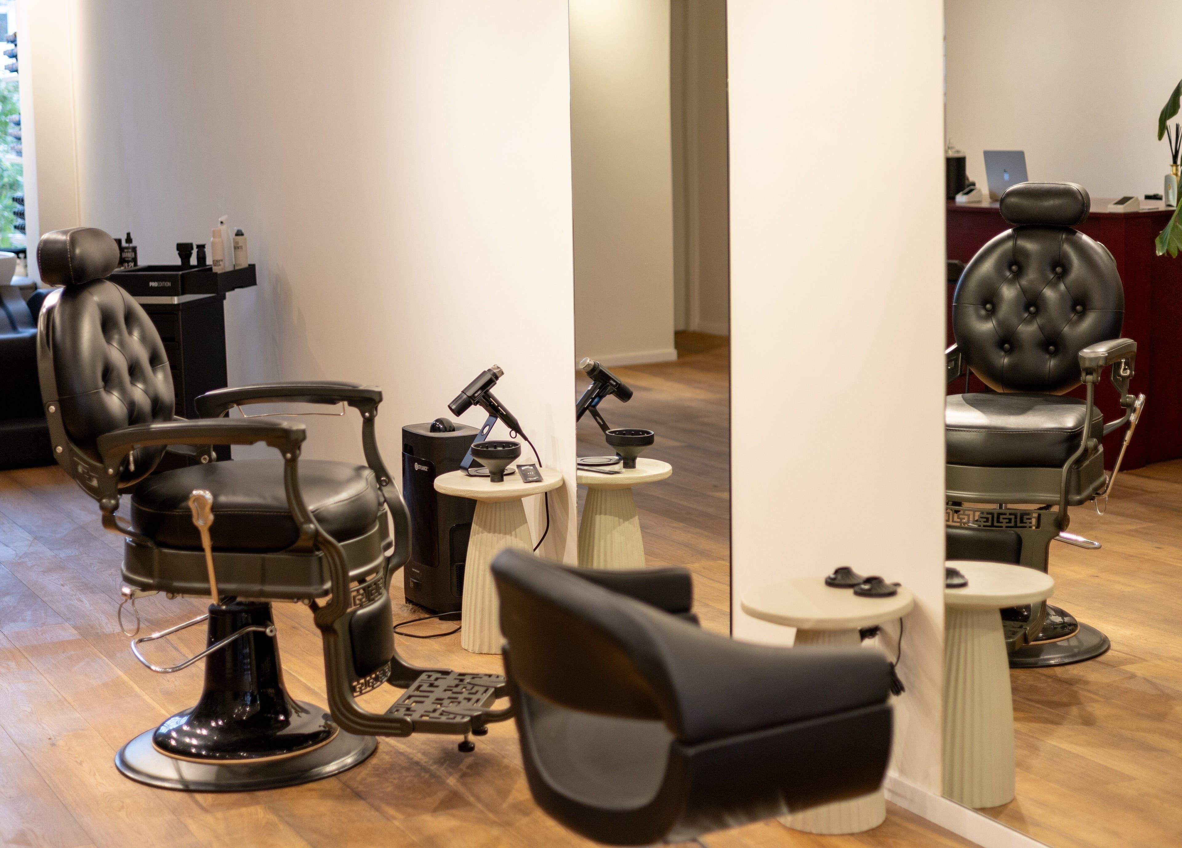 Moderne kappersstoel in HS AMSTERDAM OOST, Amsterdam, Noord-Holland, NL. Luxe en comfortabel saloninterieur.