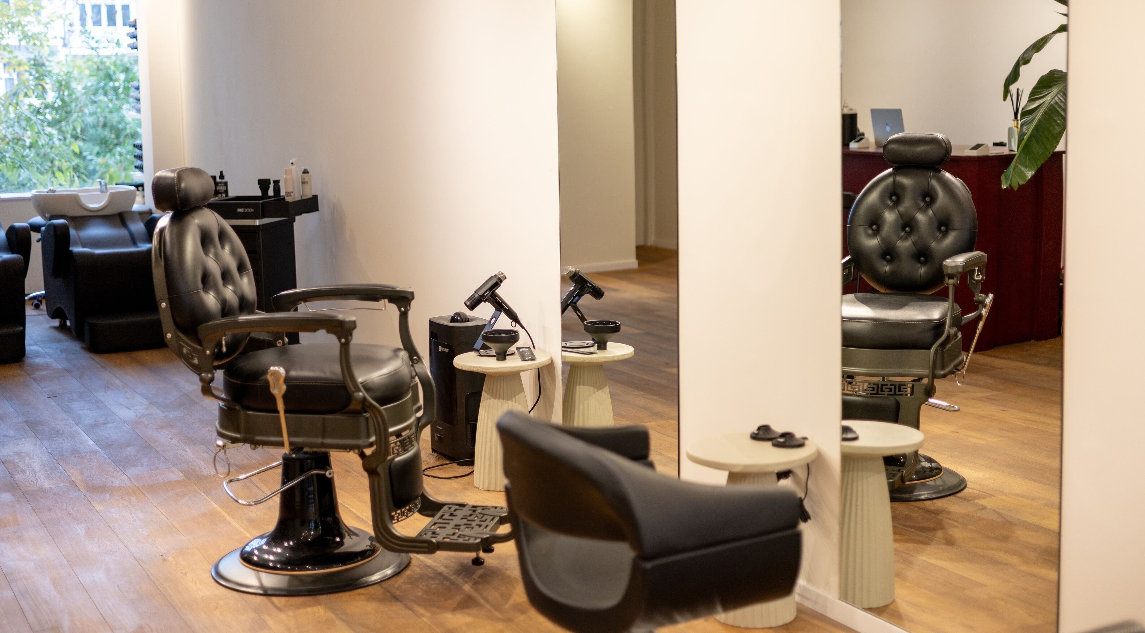 Moderne kappersstoel in HS AMSTERDAM OOST, Amsterdam, Noord-Holland, NL. Luxe en comfortabel saloninterieur.