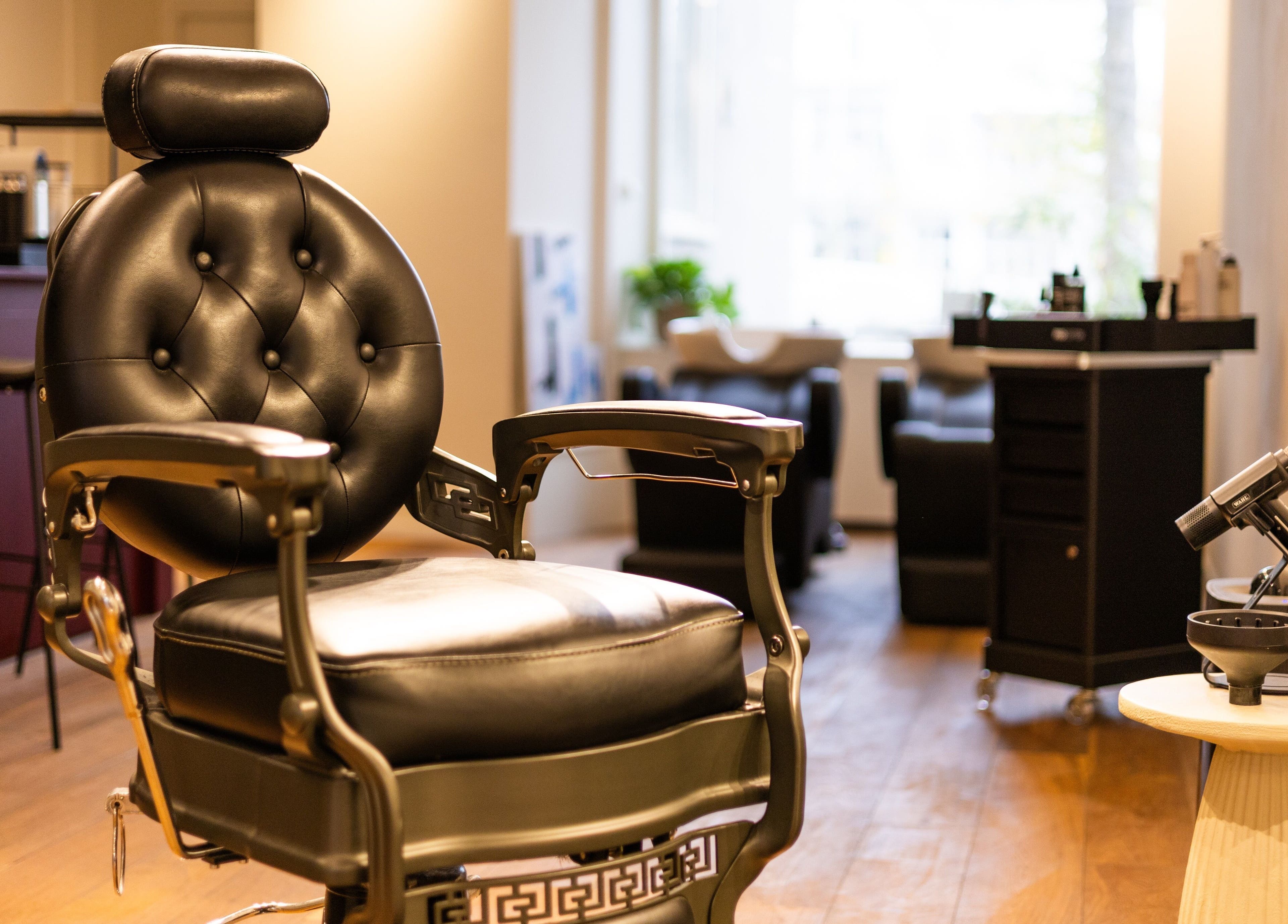 Luxe kappersstoel in HS AMSTERDAM OOST, Amsterdam, Noord-Holland, NL voor een premium ervaring.