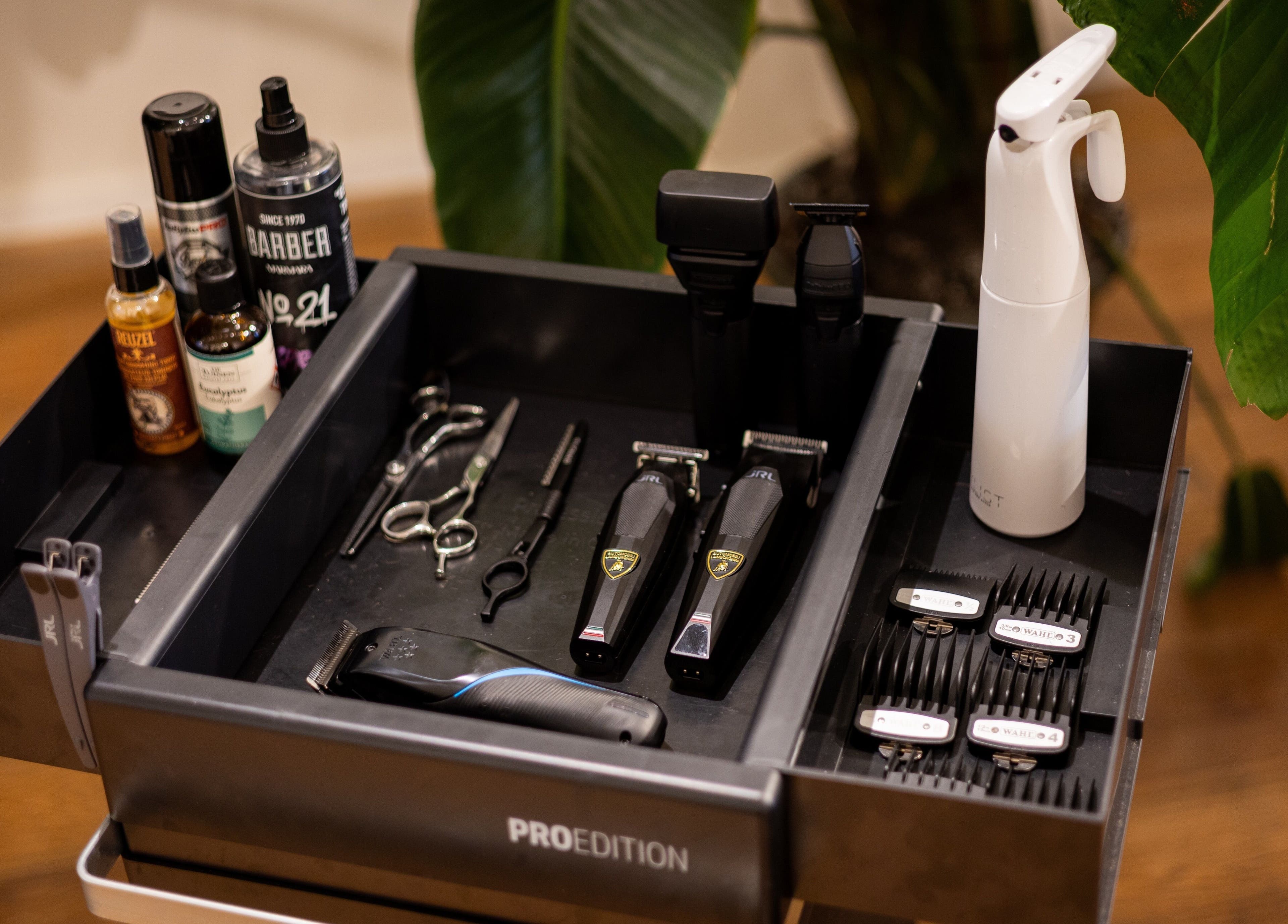 Kapperstool met scharen en tondeuses bij HS AMSTERDAM OOST, Amsterdam, Noord-Holland, NL.