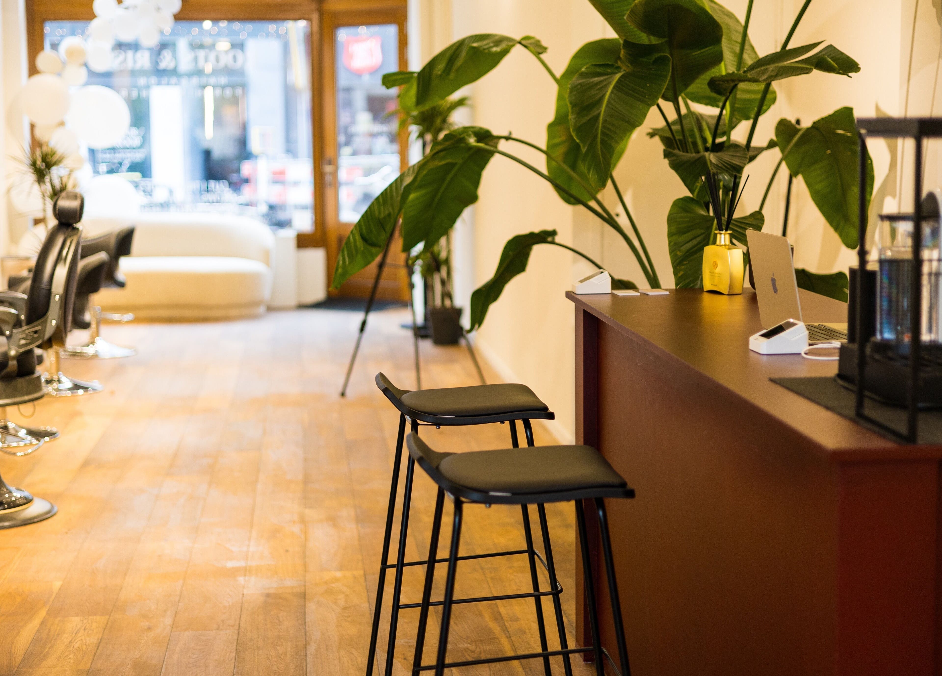 HS AMSTERDAM OOST kapsalon met moderne stoelen en planten in Amsterdam, Noord-Holland, NL.