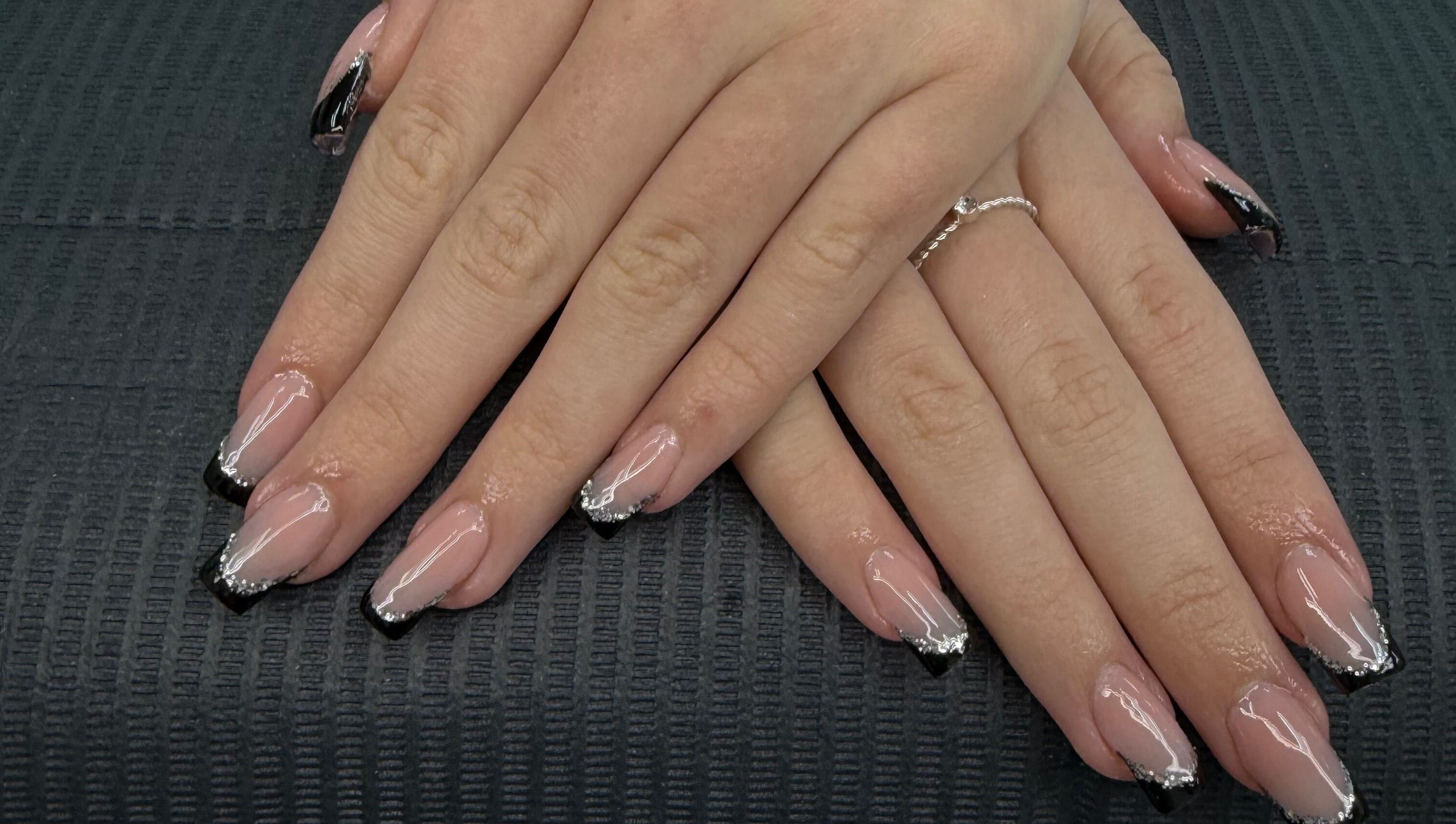 Stijlvolle French manicure met glitters bij Nailsbydana in Almere, Flevoland, NL.