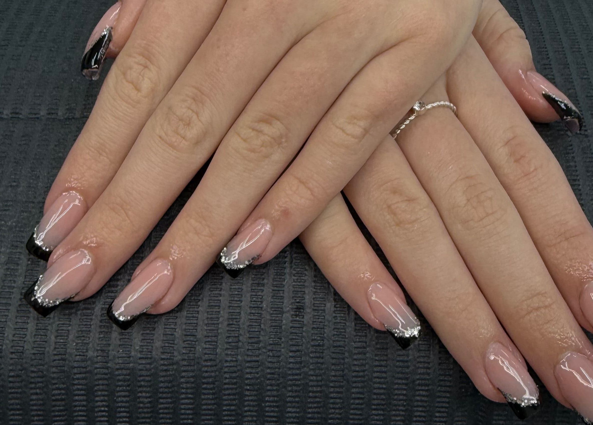 Stijlvolle French manicure met glitters bij Nailsbydana in Almere, Flevoland, NL.