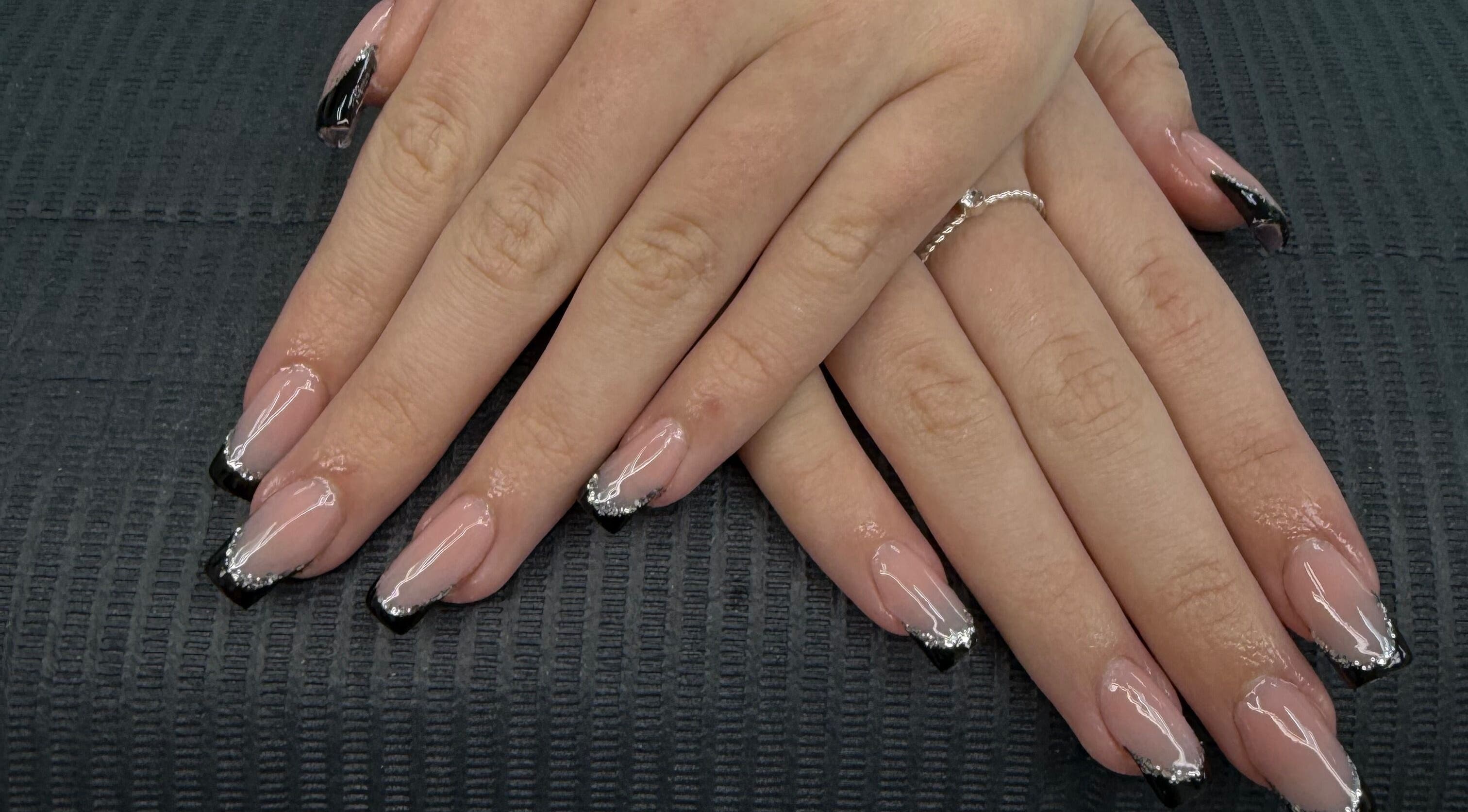 Stijlvolle French manicure met glitters bij Nailsbydana in Almere, Flevoland, NL.