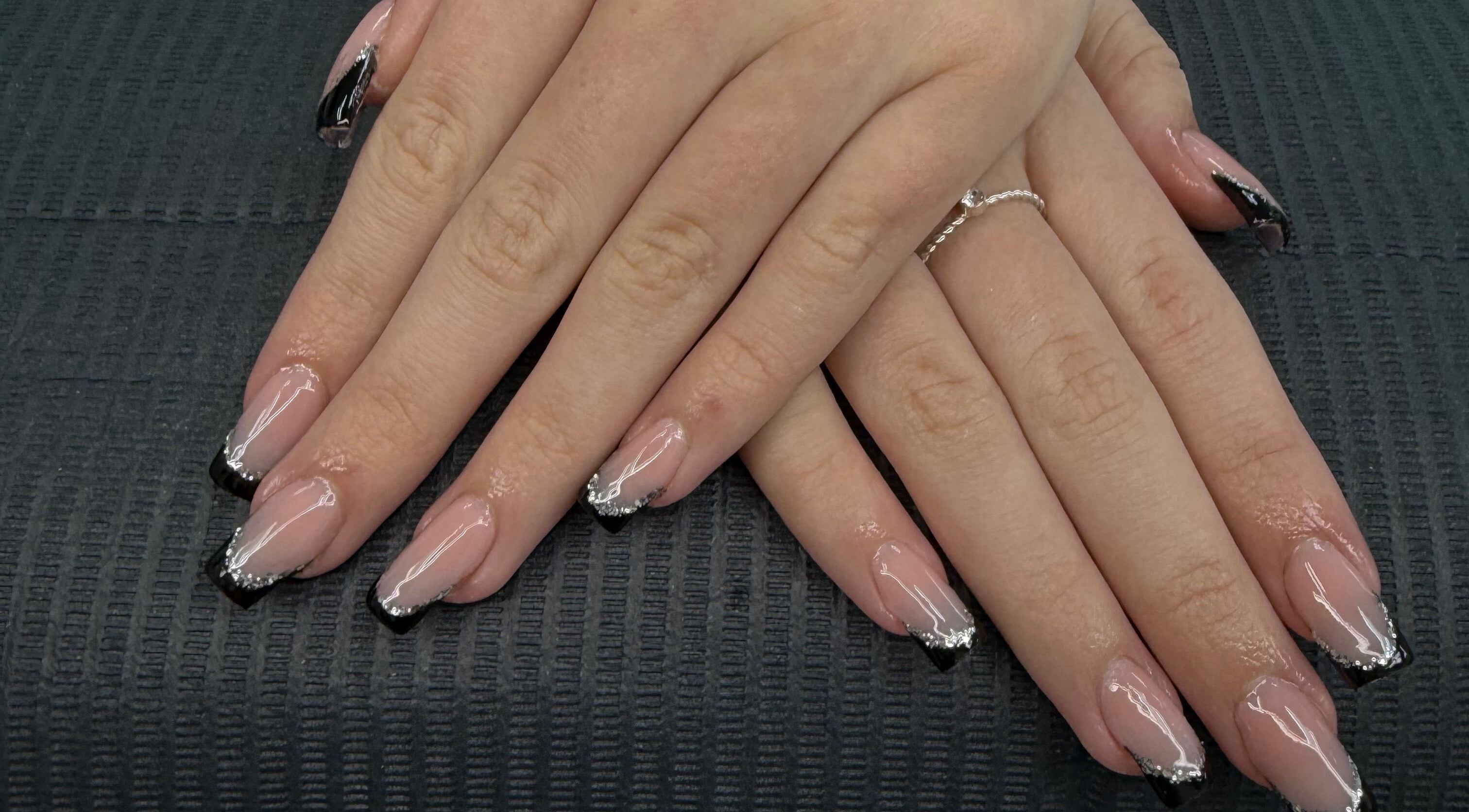 Stijlvolle French manicure met glitters bij Nailsbydana in Almere, Flevoland, NL.