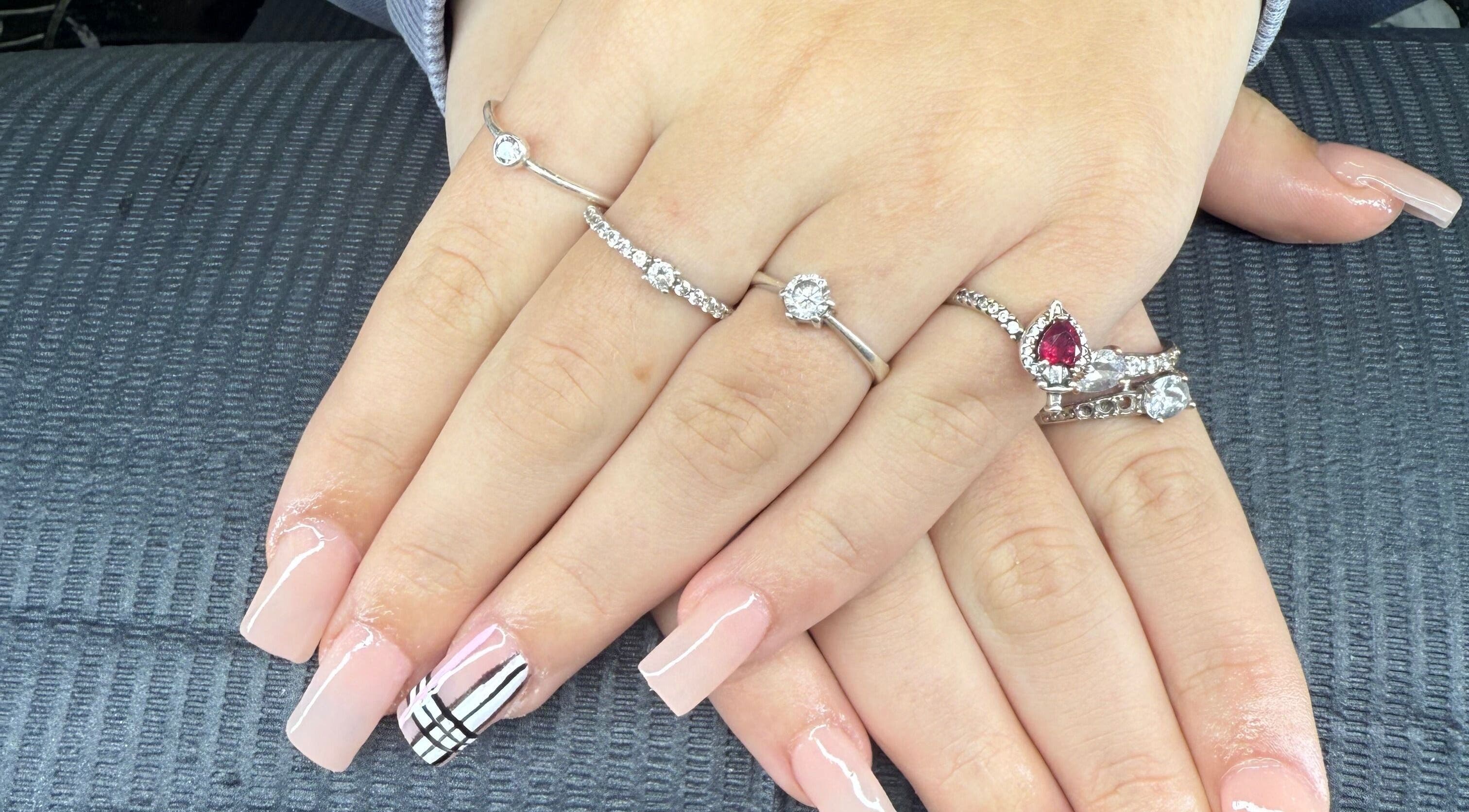 Gepolijste nagels met geometrisch ontwerp bij Nailsbydana, Almere, Flevoland, NL.