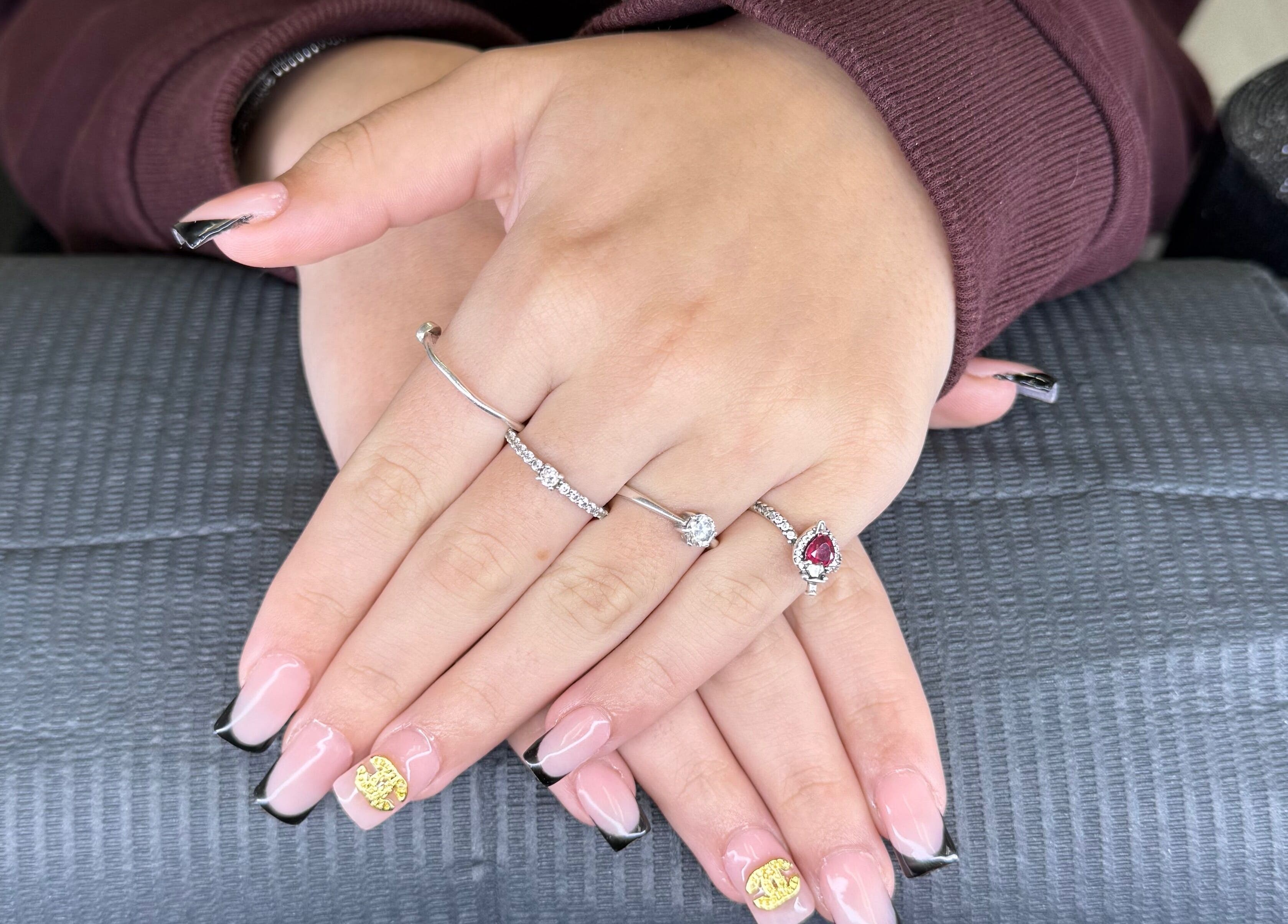 Elegante nageldesigns bij Nailsbydana, Almere, Flevoland, NL met glanzende ringen.