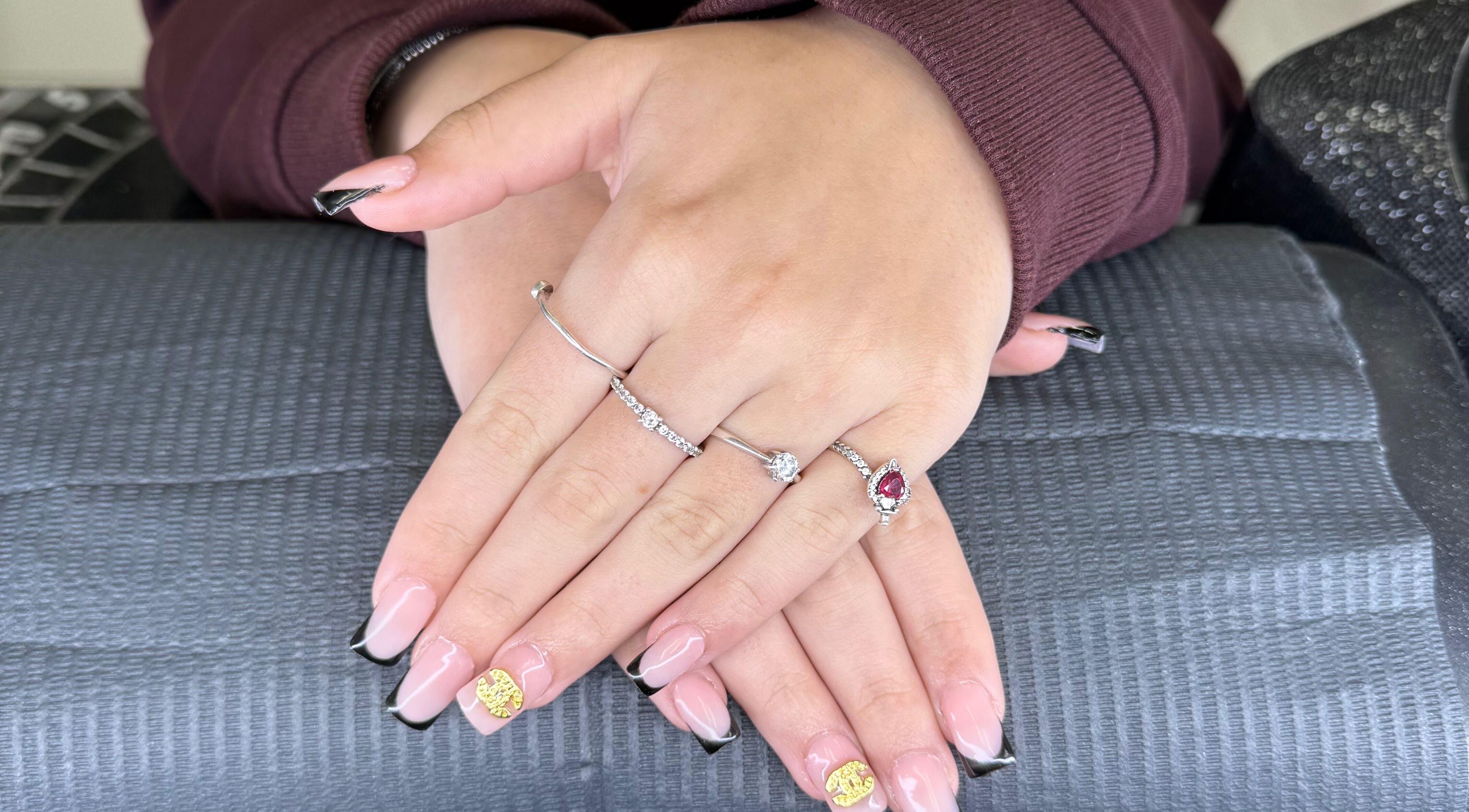 Elegante nageldesigns bij Nailsbydana, Almere, Flevoland, NL met glanzende ringen.