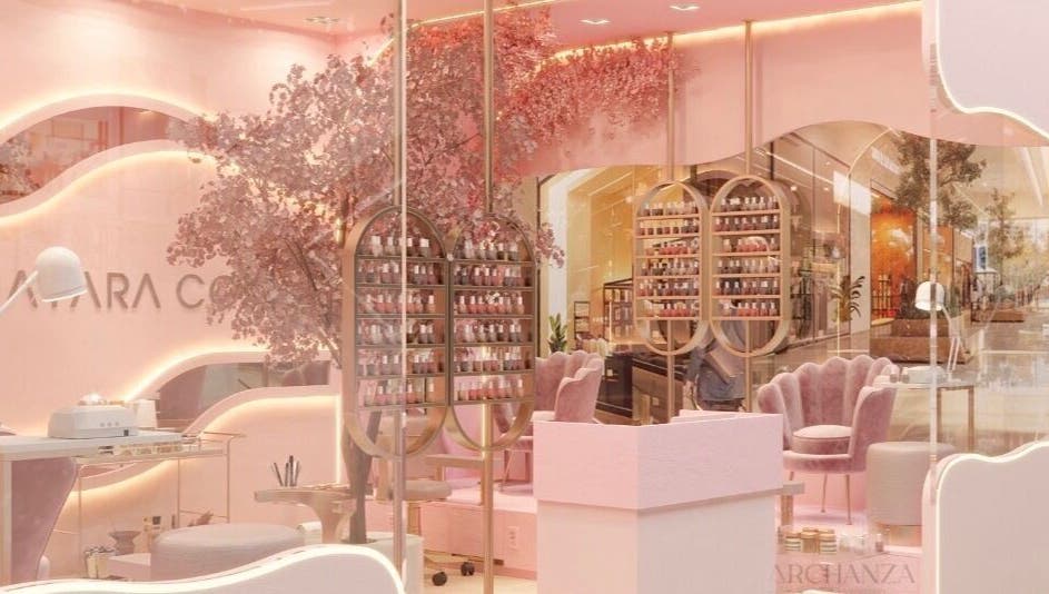 Interior elegante do Mayara Costa Nails em Loures, Lisboa, PT, com decoração rosa sofisticada.