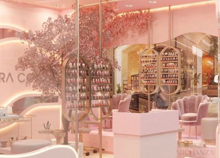 Interior elegante do Mayara Costa Nails em Loures, Lisboa, PT, com decoração rosa sofisticada.