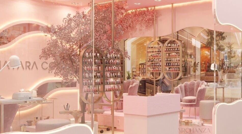 Interior elegante do Mayara Costa Nails em Loures, Lisboa, PT, com decoração rosa sofisticada.