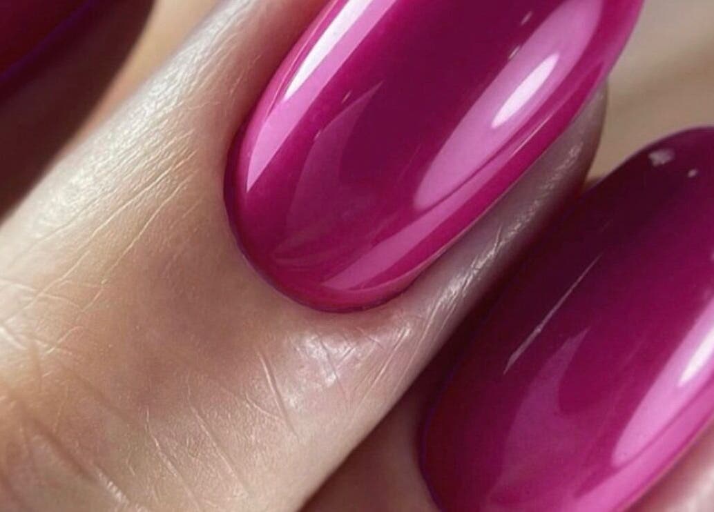 Unhas vibrantes rosa feitas no Mayara Costa Nails, Loures, Lisboa, PT, destacando estilo e elegância.