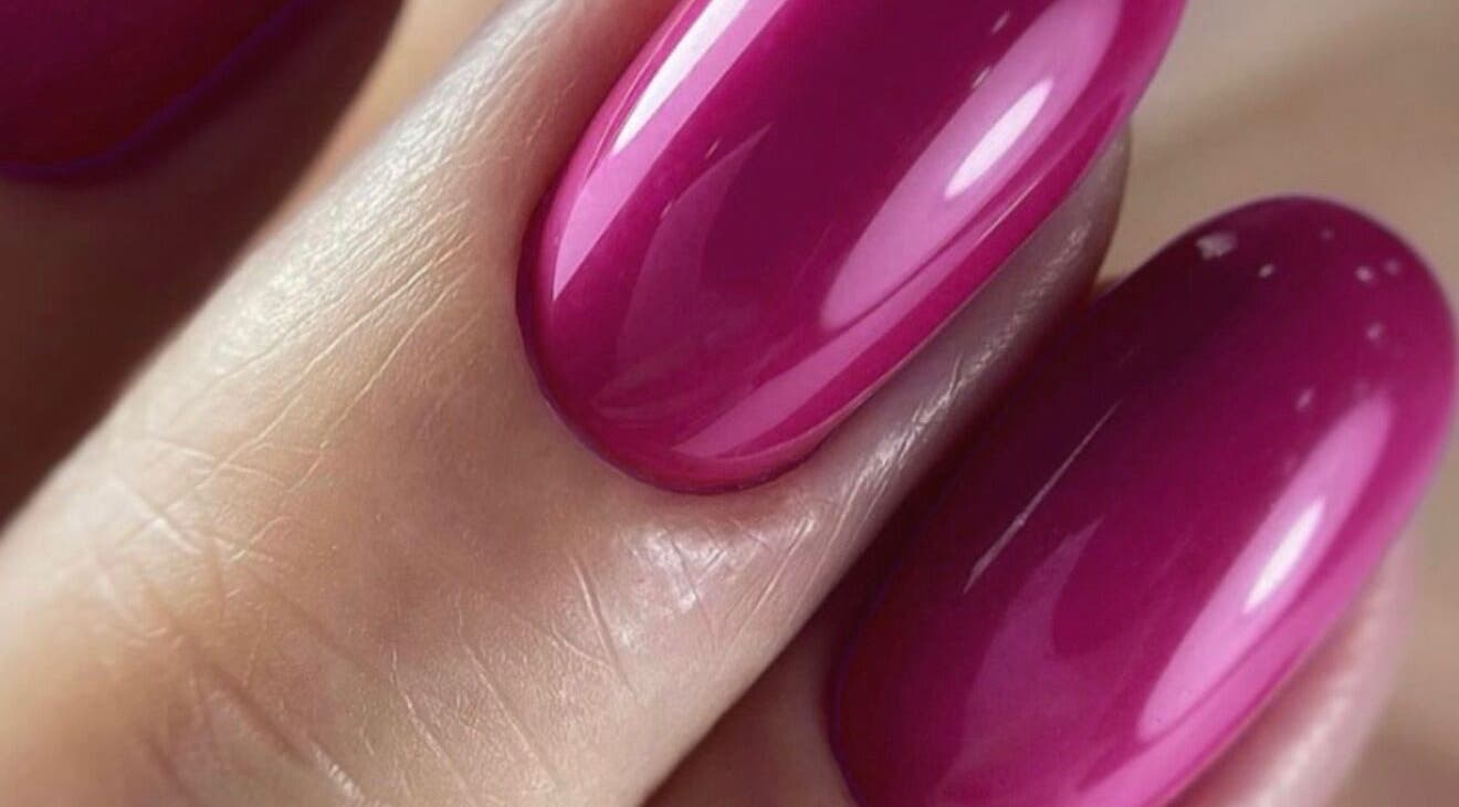 Unhas vibrantes rosa feitas no Mayara Costa Nails, Loures, Lisboa, PT, destacando estilo e elegância.