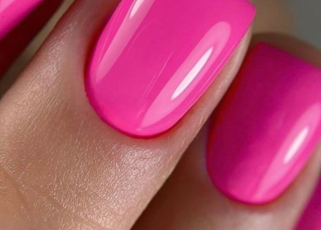 Unhas rosa vibrante em destaque no Mayara Costa Nails, Loures, Lisboa, PT.