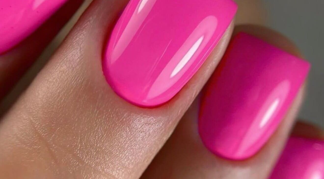 Unhas rosa vibrante em destaque no Mayara Costa Nails, Loures, Lisboa, PT.