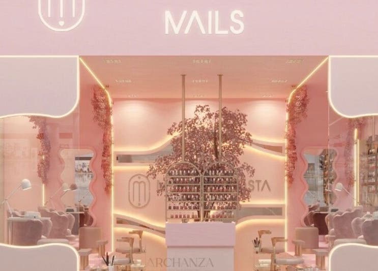 Interior elegante do salão Mayara Costa Nails em Loures, Lisboa, PT, destacando decoração moderna e acolhedora.