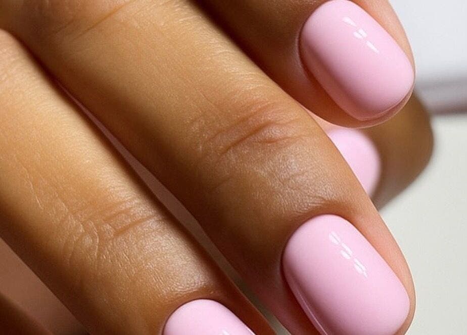 Unhas elegantes em rosa suave no Mayara Costa Nails, Loures, Lisboa, PT.