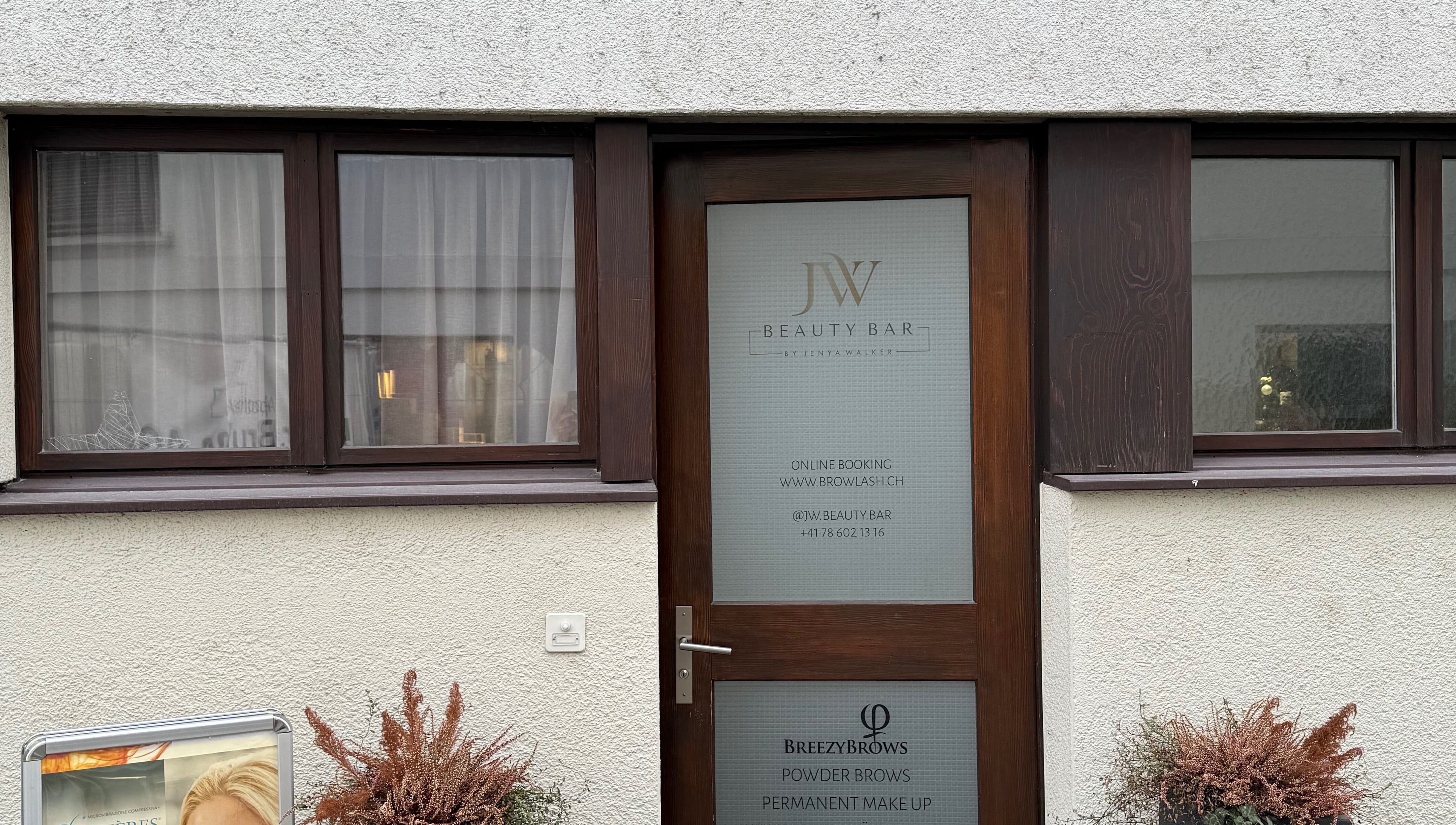 Вход в „Harmony&Aesthetic“ в Лахене, Швиц, CH с привлекательным декором и окнами.