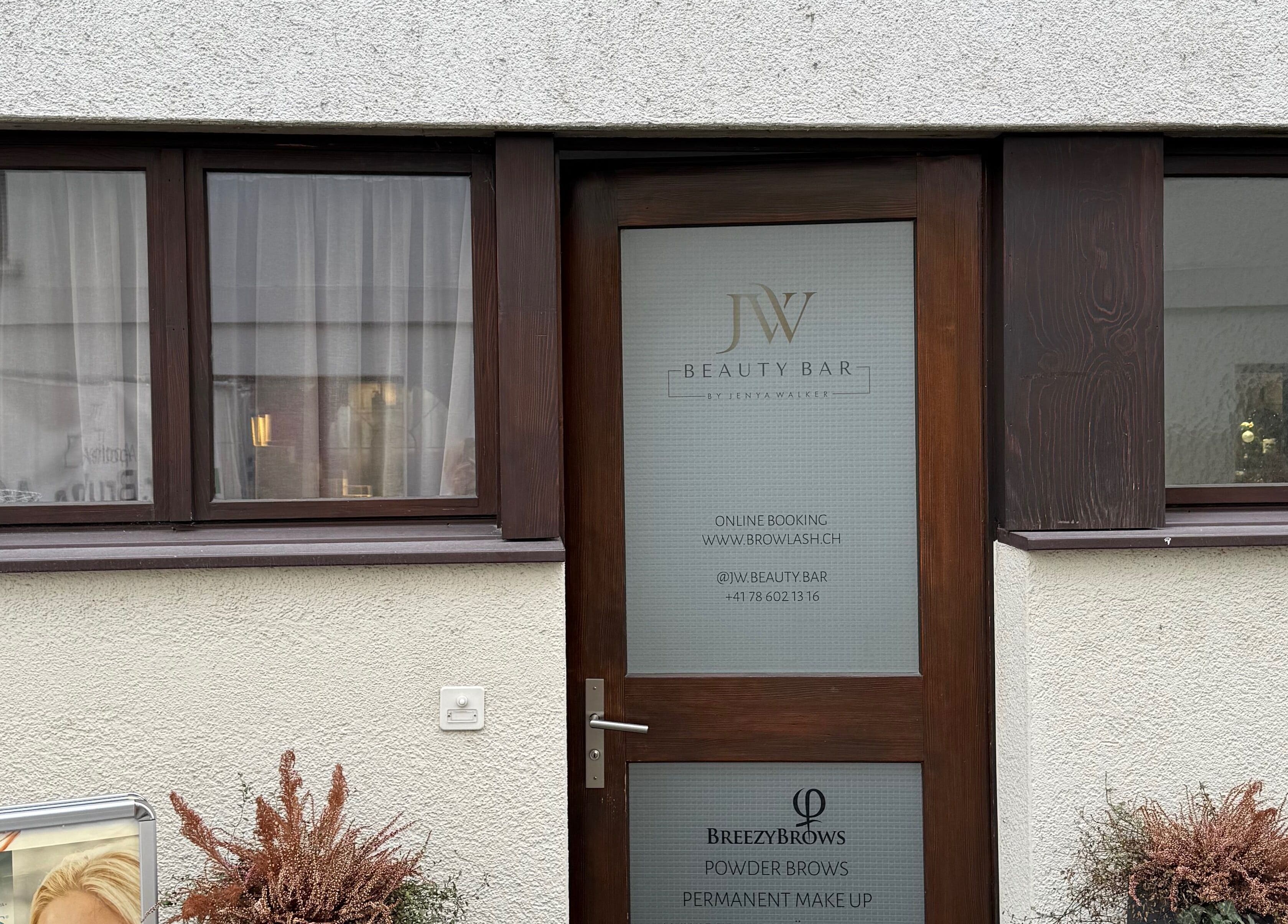 Вход в „Harmony&Aesthetic“ в Лахене, Швиц, CH с привлекательным декором и окнами.