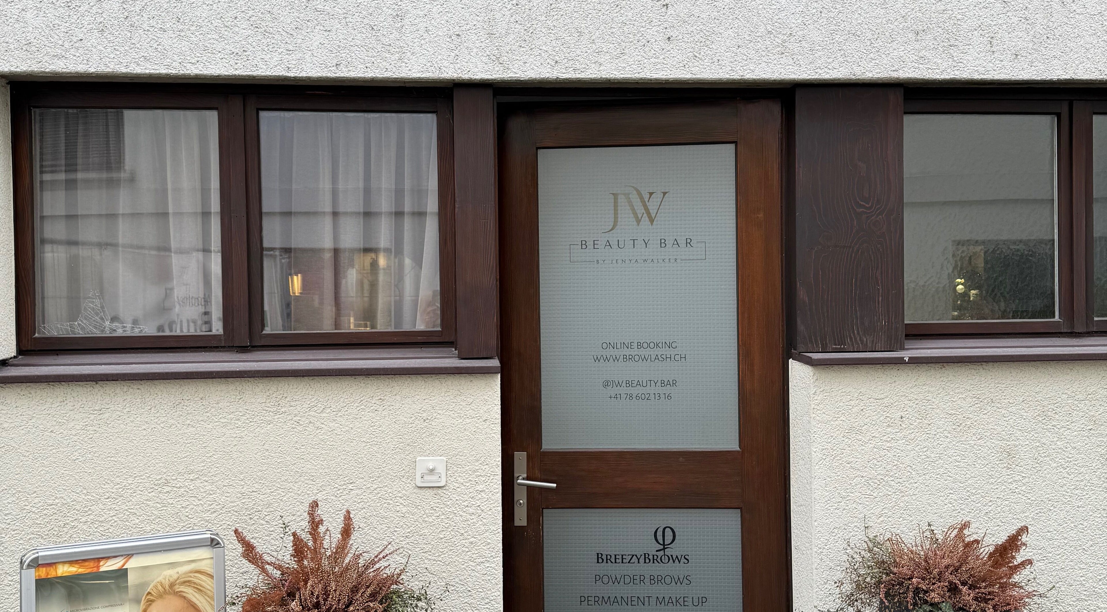 Вход в „Harmony&Aesthetic“ в Лахене, Швиц, CH с привлекательным декором и окнами.