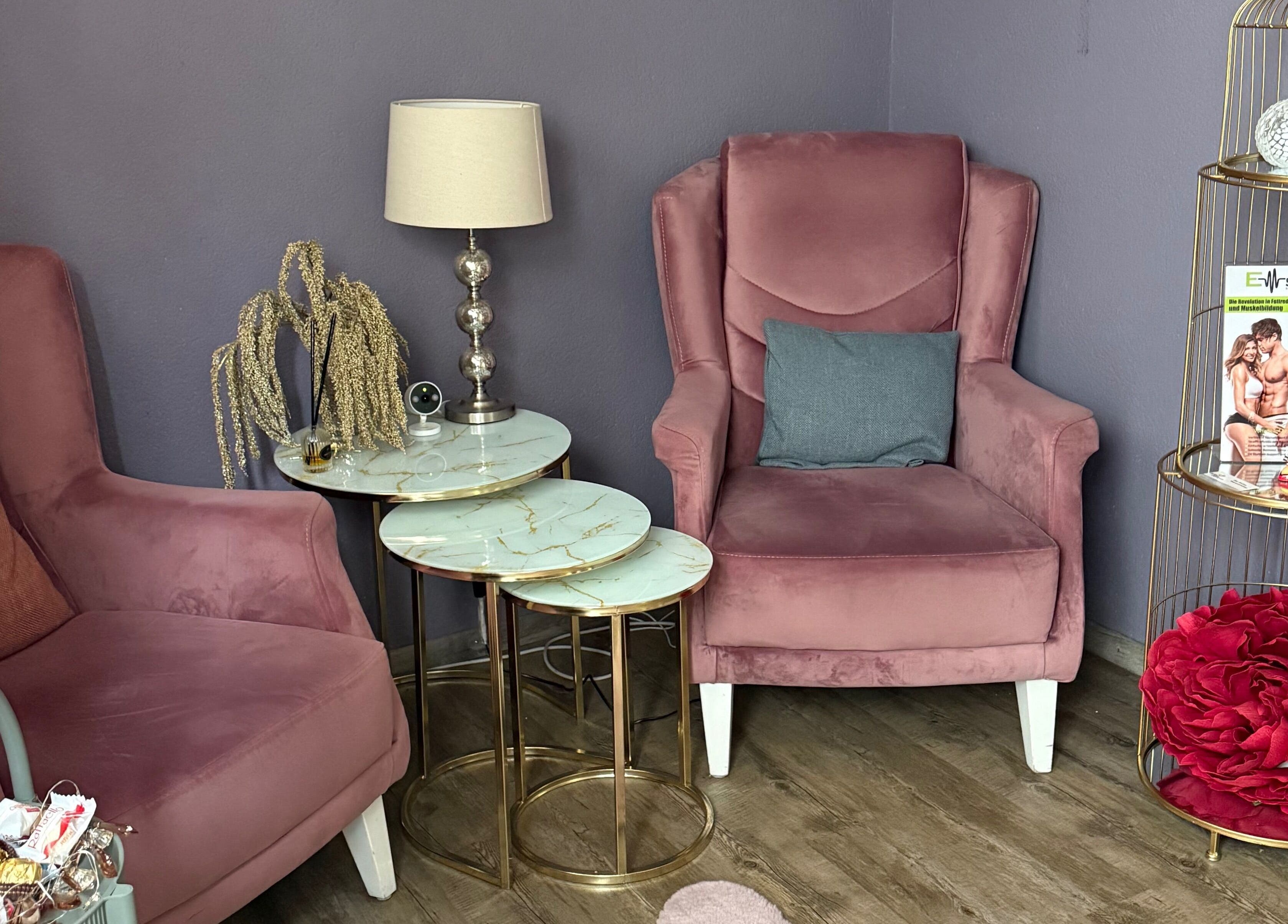 Уютный розовый уголок в „Harmony&Aesthetic“in Lachen, Lachen, Schwyz, CH с элегантным декором.