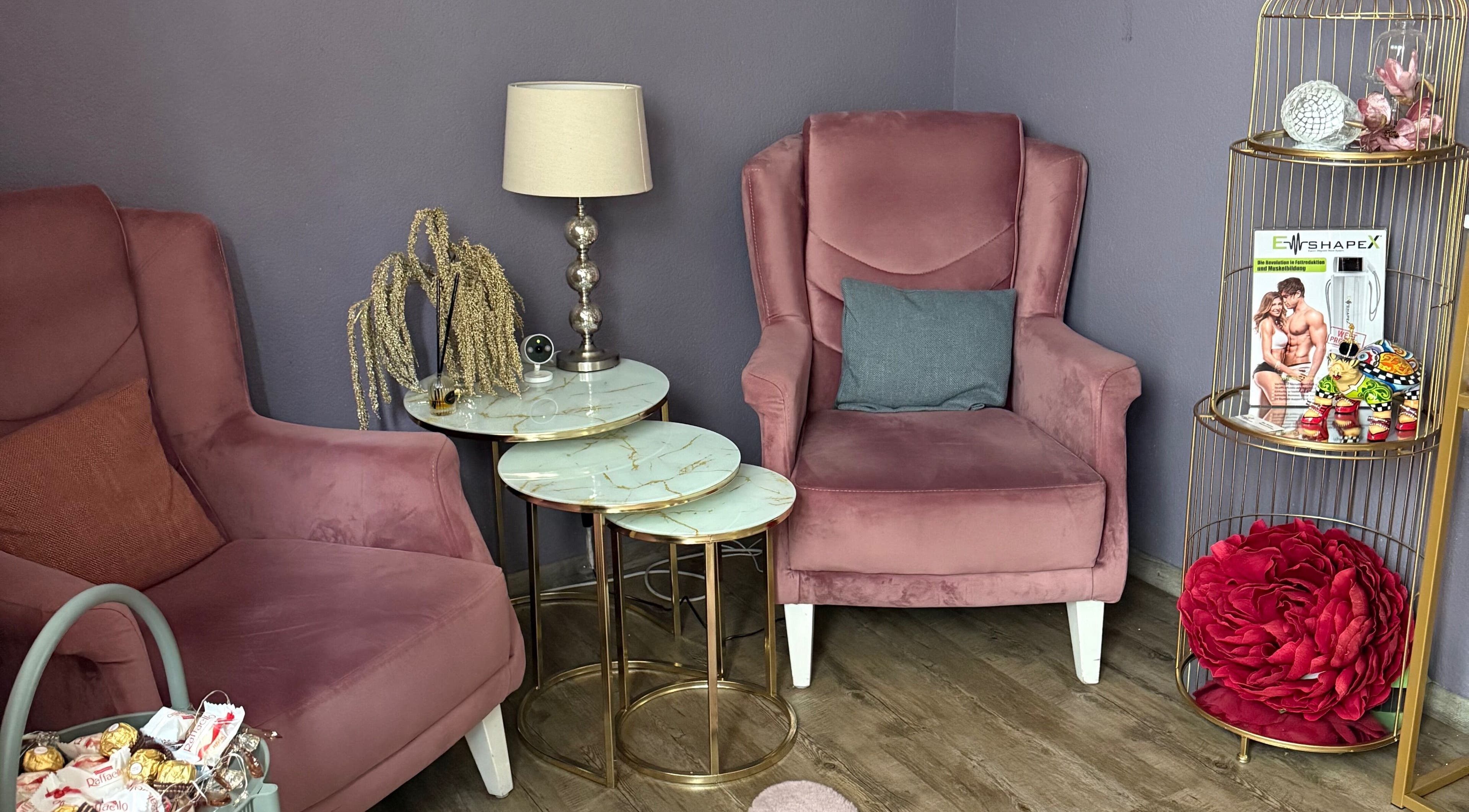 Уютный розовый уголок в „Harmony&Aesthetic“in Lachen, Lachen, Schwyz, CH с элегантным декором.