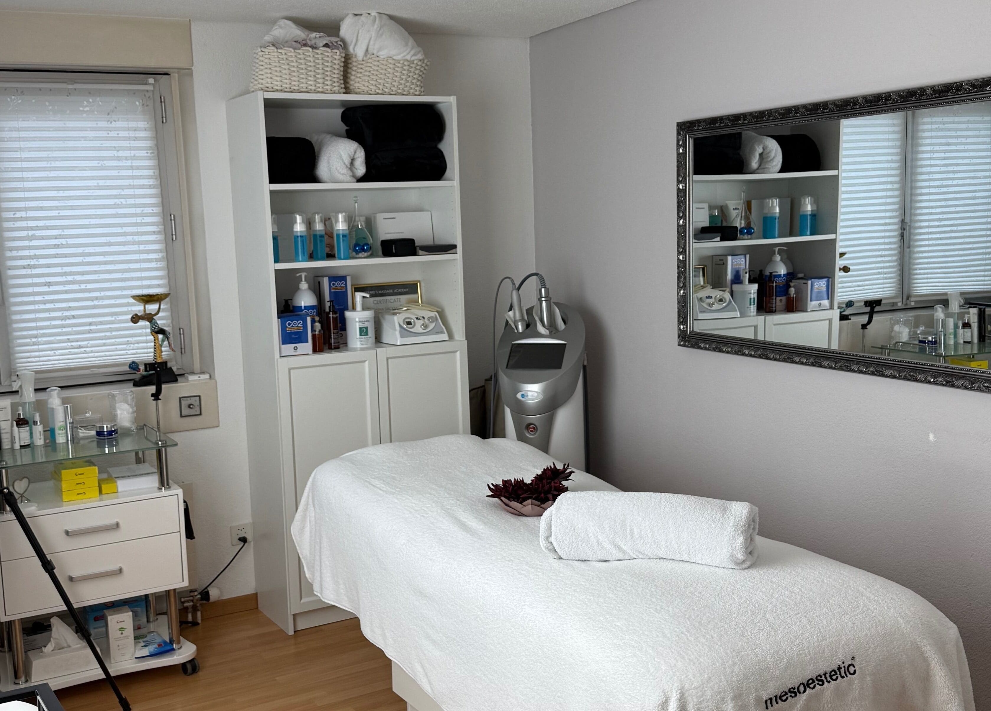 Элегантный спа-кабинет „Harmony&Aesthetic“ в Лахене, Швейцария, расслабляющая атмосфера.