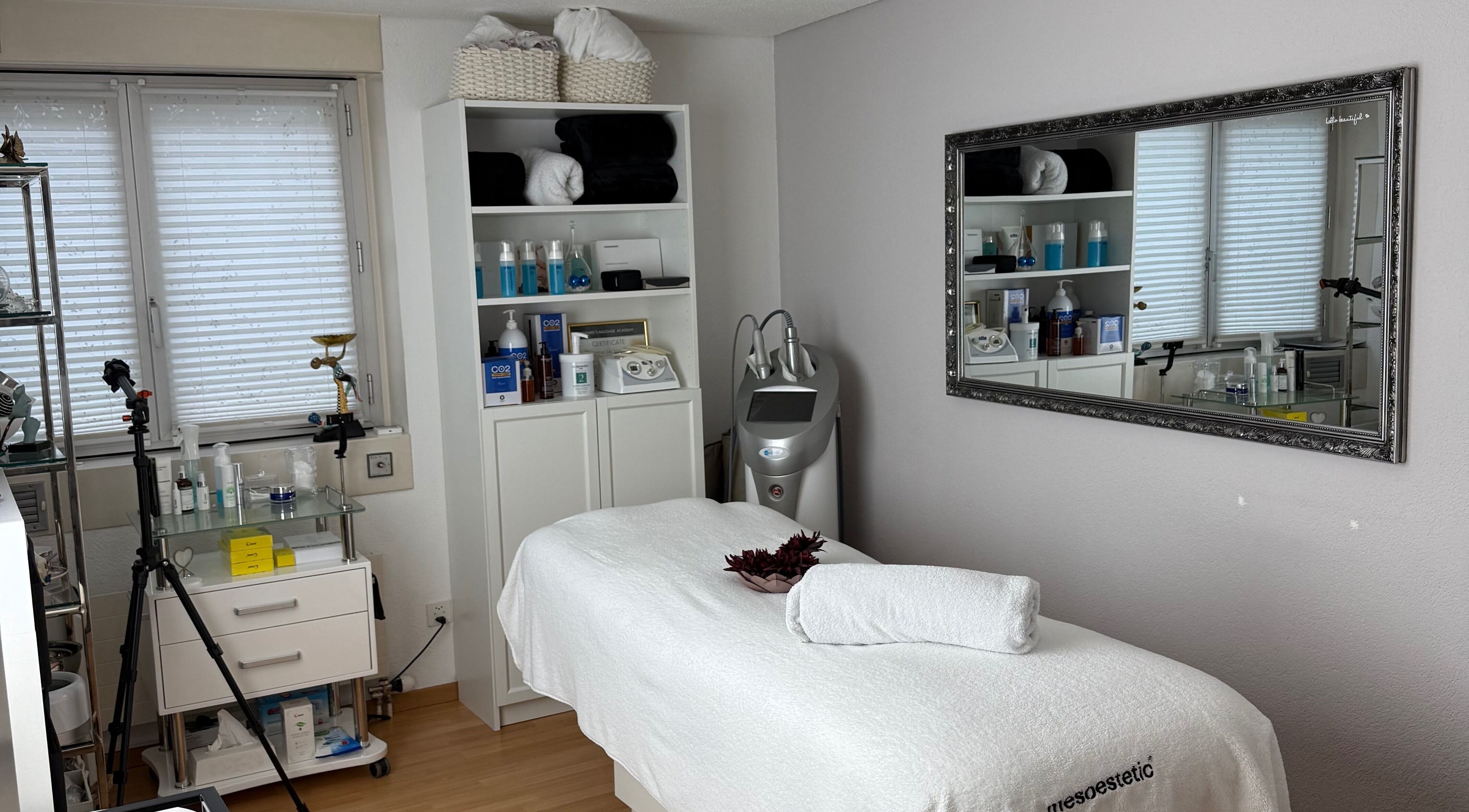 Элегантный спа-кабинет „Harmony&Aesthetic“ в Лахене, Швейцария, расслабляющая атмосфера.