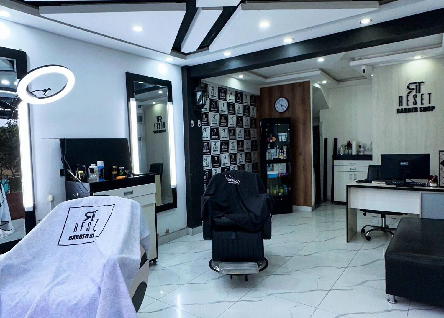 Interior moderno de RESET BARBERIA en Ventanilla, Callao, PE con iluminación elegante y decoración contemporánea.