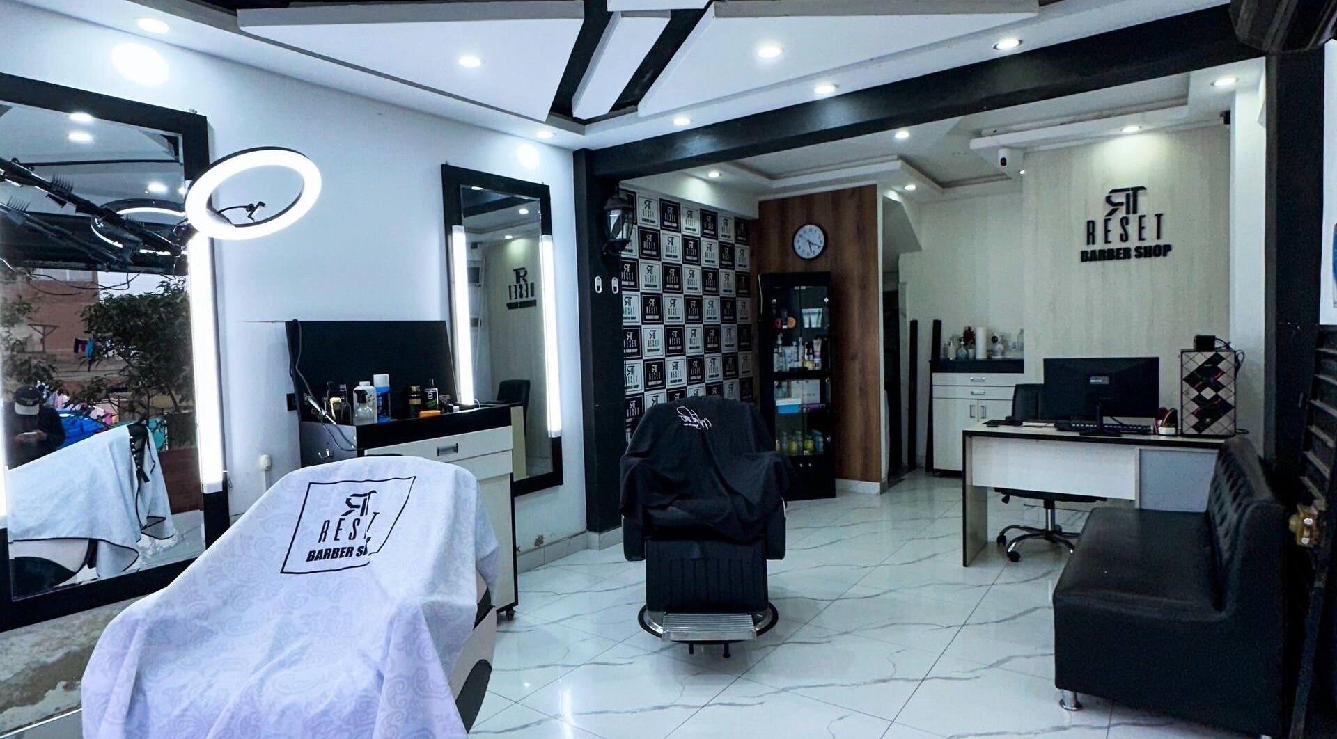 Interior moderno de RESET BARBERIA en Ventanilla, Callao, PE con iluminación elegante y decoración contemporánea.