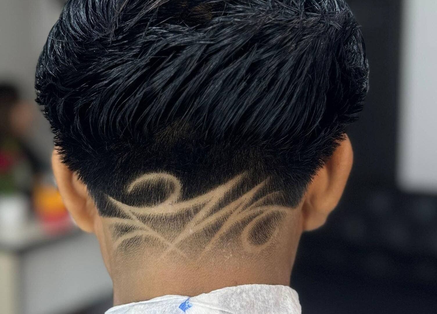 Diseño de corte de pelo en RESET BARBERIA, Ventanilla, Callao, PE. Arte capilar moderno en enfoque.