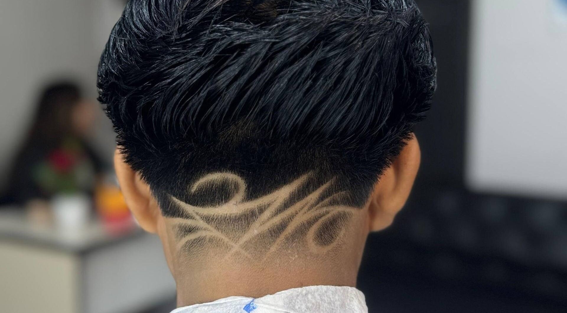 Diseño de corte de pelo en RESET BARBERIA, Ventanilla, Callao, PE. Arte capilar moderno en enfoque.