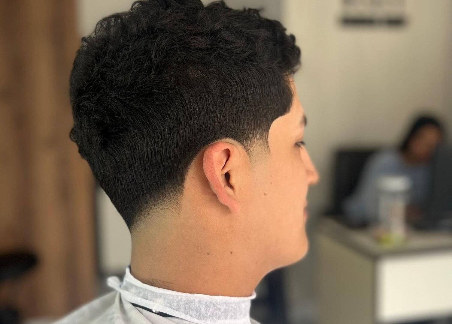 Corte de cabello moderno en RESET BARBERIA, Ventanilla, Callao, PE, mostrando estilo profesional.