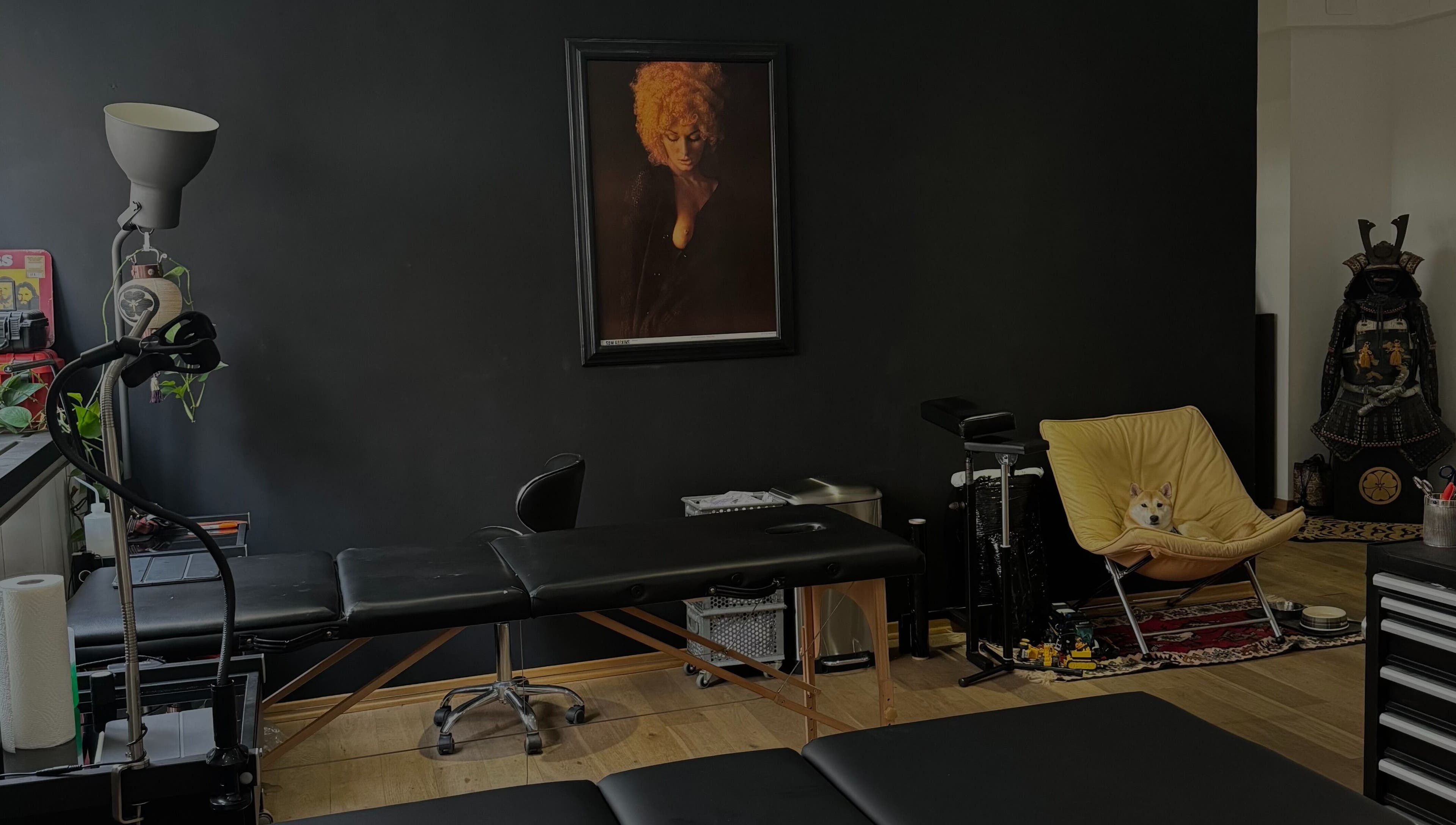 Innenansicht von DANUVUE ART / GALLERY / TATTOO in München, Bayern, DE mit Behandlungsraum und Stuhl.
