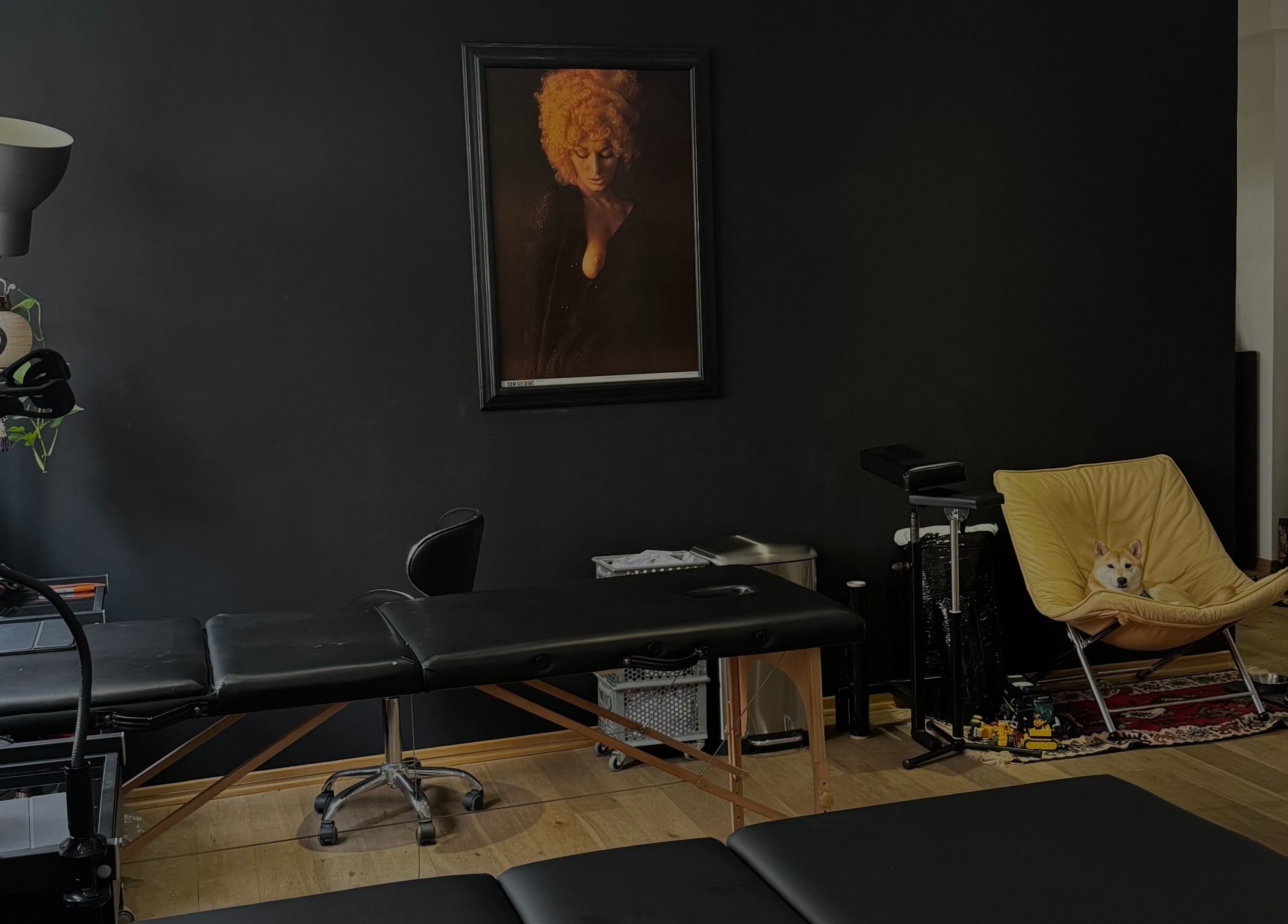Innenansicht von DANUVUE ART / GALLERY / TATTOO in München, Bayern, DE mit Behandlungsraum und Stuhl.