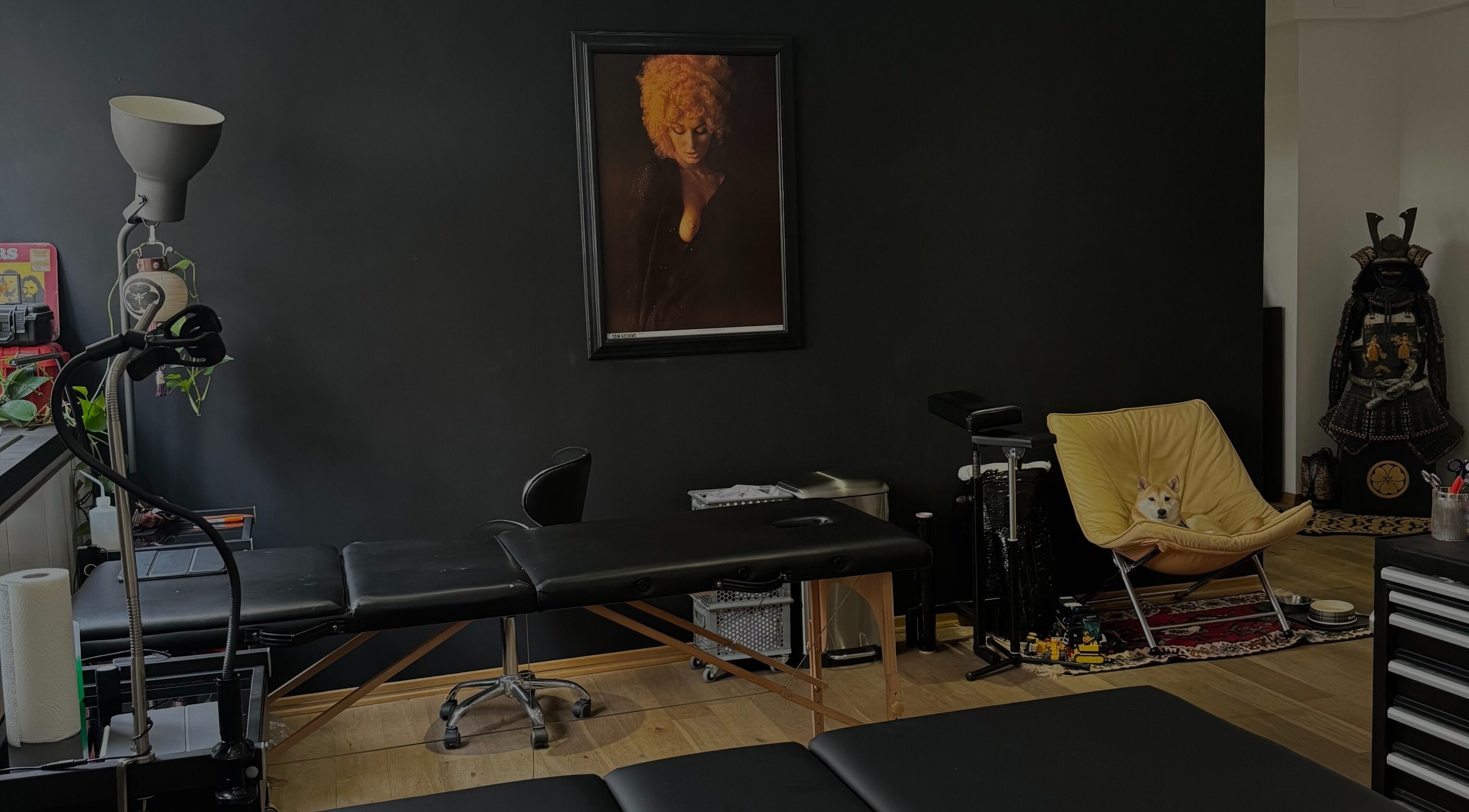 Innenansicht von DANUVUE ART / GALLERY / TATTOO in München, Bayern, DE mit Behandlungsraum und Stuhl.