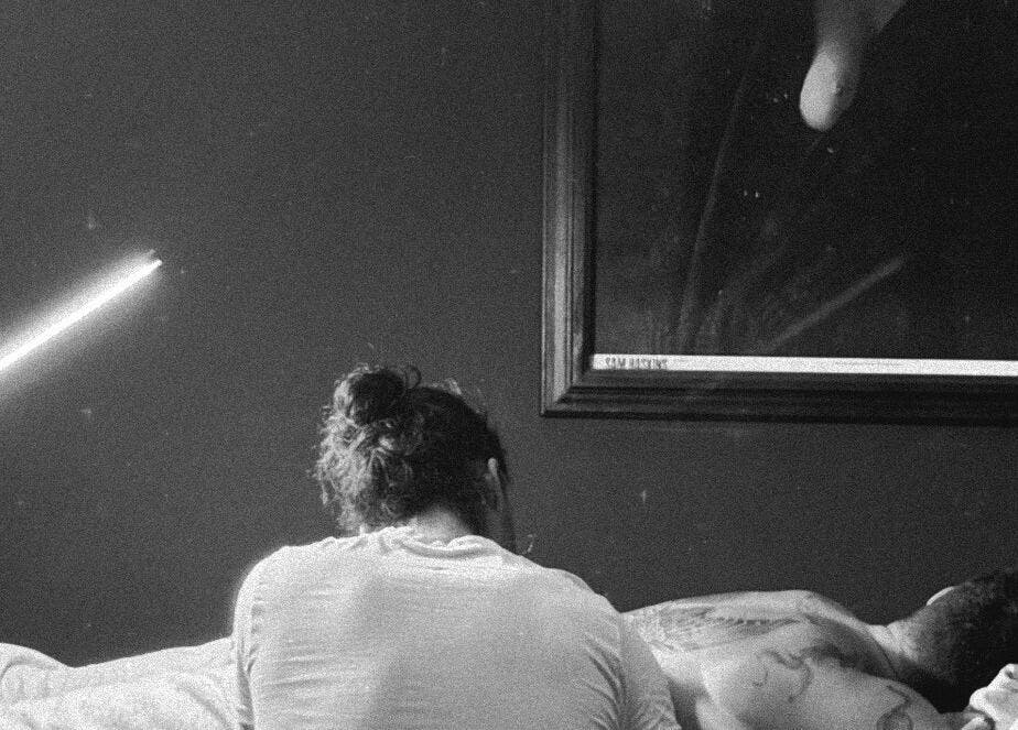 Künstler bei DANUVUE ART / GALLERY / TATTOO in München, Bayern, DE arbeitet an einem Tattoo-Kunstwerk.